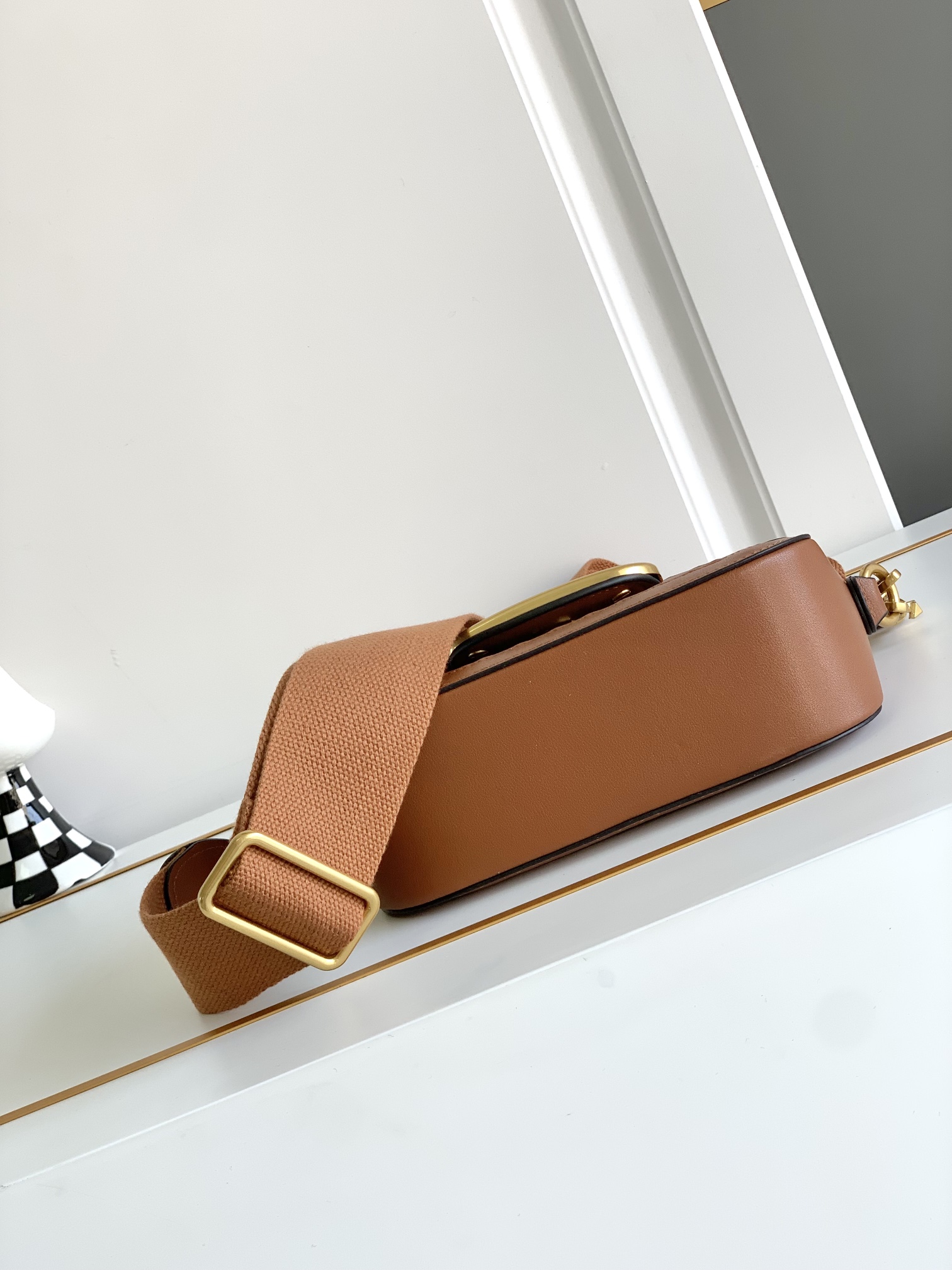 Valentino 🆕🆕春夏编织系列～ 包身采用天然编织打造，纯手工制作，交织形成的空隙营造出清透质感、