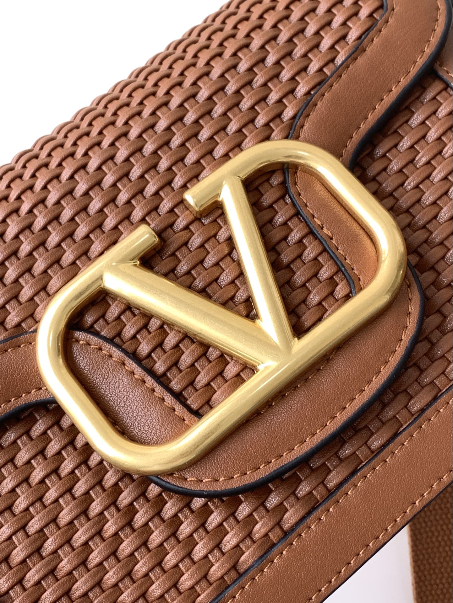 Valentino 🆕🆕春夏编织系列～ 包身采用天然编织打造，纯手工制作，交织形成的空隙营造出清透质感、