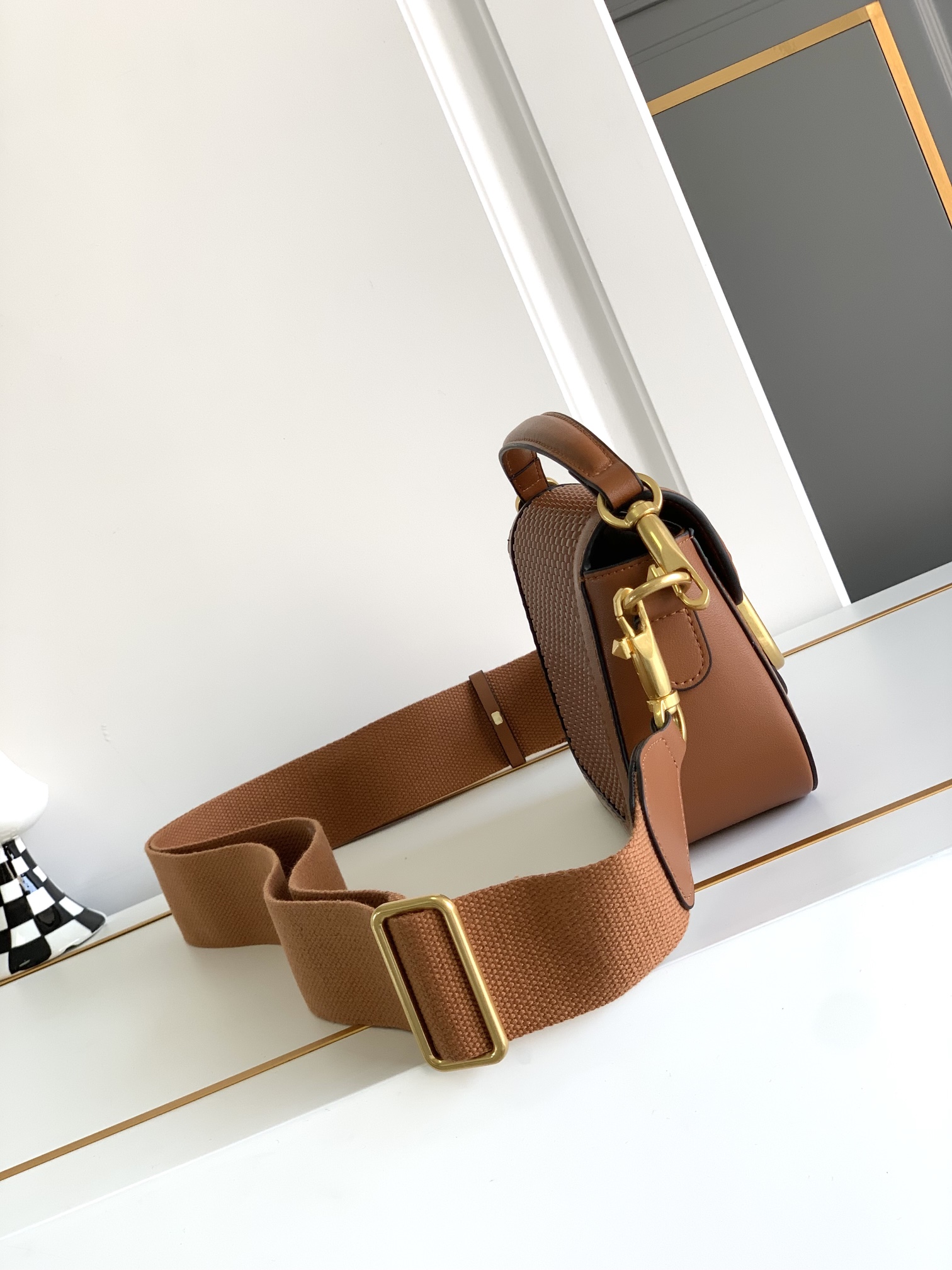 Valentino 🆕🆕春夏编织系列～ 包身采用天然编织打造，纯手工制作，交织形成的空隙营造出清透质感、