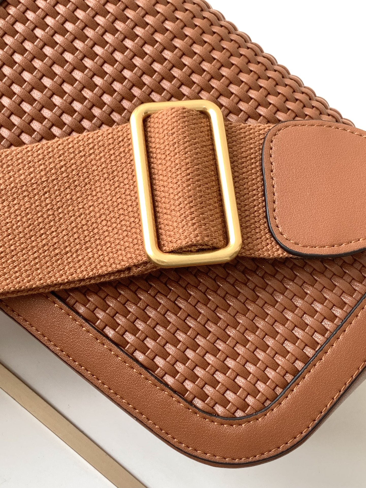 Valentino 🆕🆕春夏编织系列～ 包身采用天然编织打造，纯手工制作，交织形成的空隙营造出清透质感、