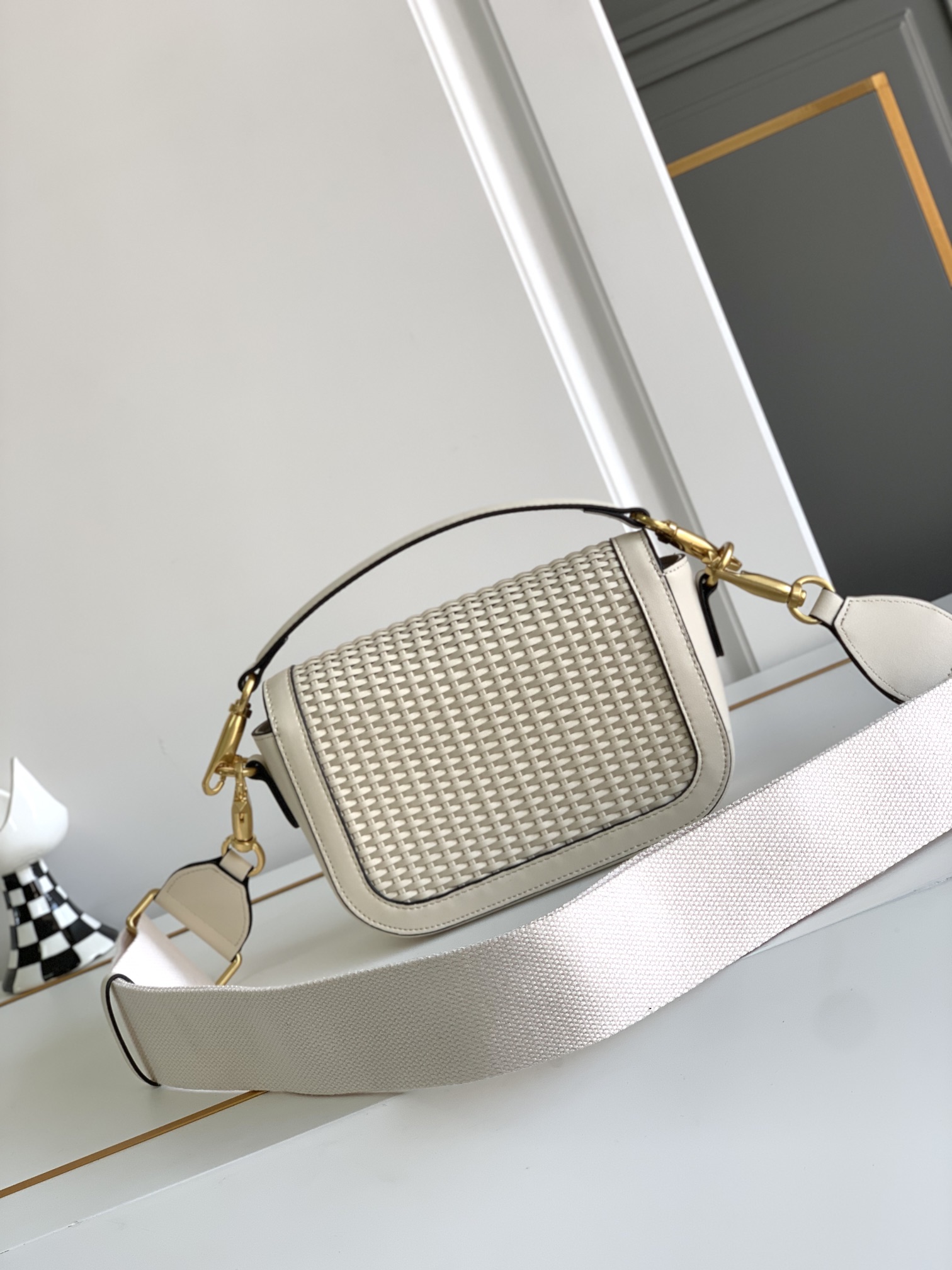 Valentino 🆕🆕春夏编织系列～ 包身采用天然编织打造，纯手工制作，交织形成的空隙营造出清透质感、