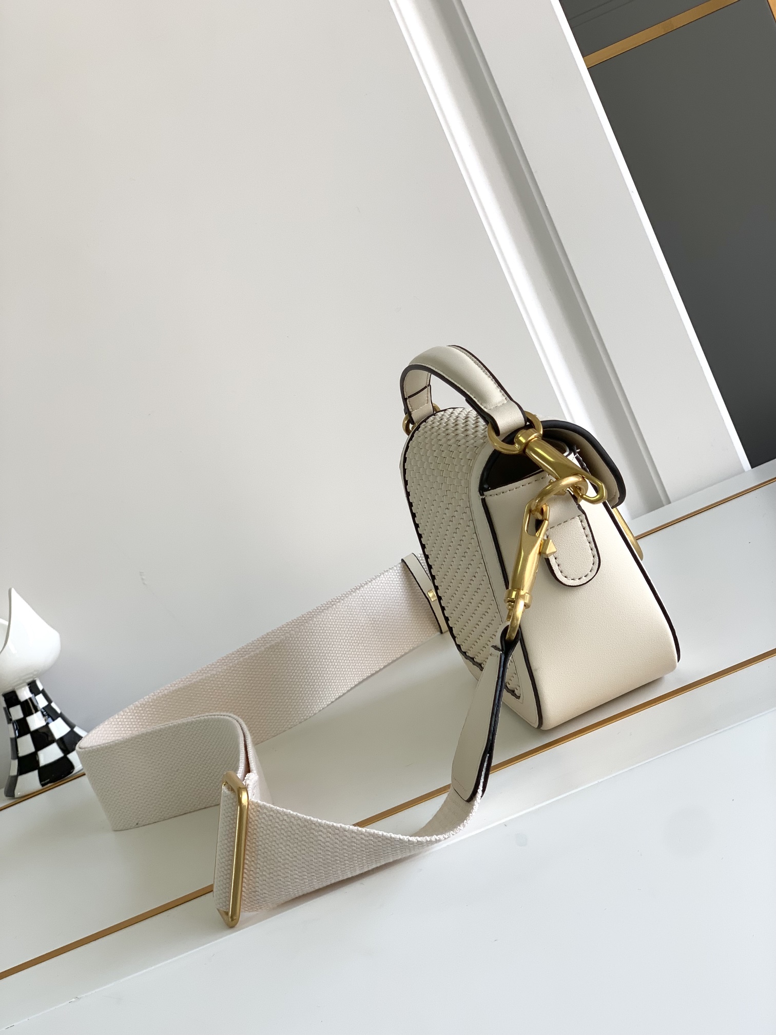 Valentino 🆕🆕春夏编织系列～ 包身采用天然编织打造，纯手工制作，交织形成的空隙营造出清透质感、