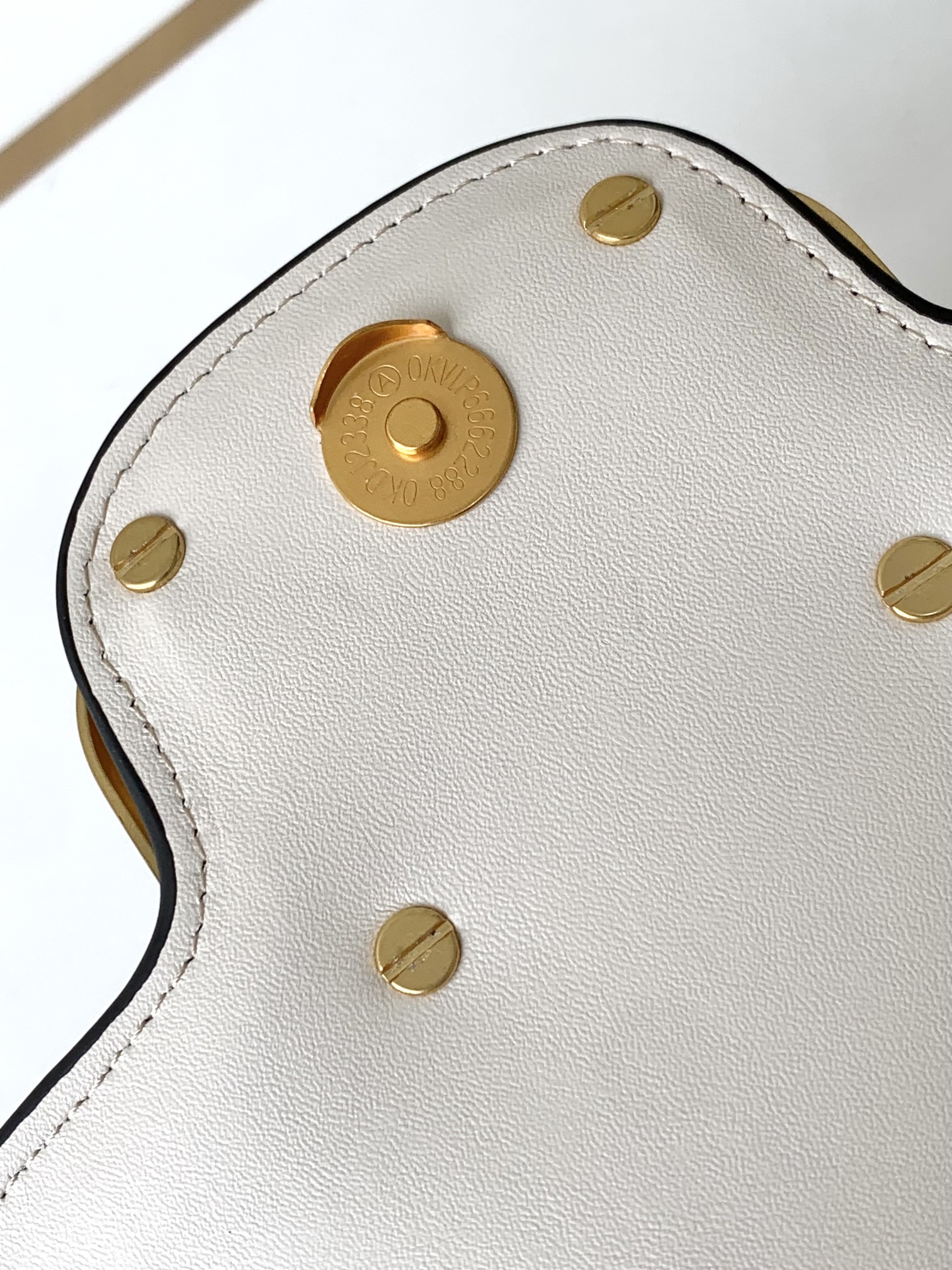 Valentino 🆕🆕春夏编织系列～ 包身采用天然编织打造，纯手工制作，交织形成的空隙营造出清透质感、