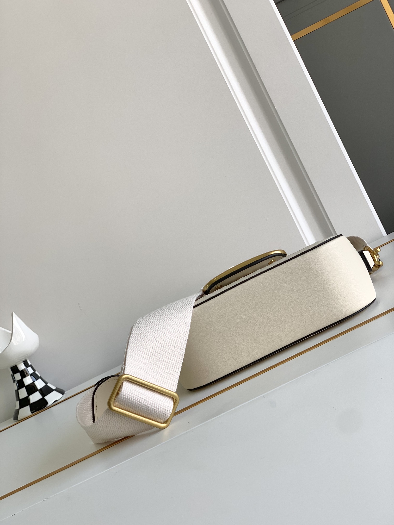 Valentino 🆕🆕春夏编织系列～ 包身采用天然编织打造，纯手工制作，交织形成的空隙营造出清透质感、