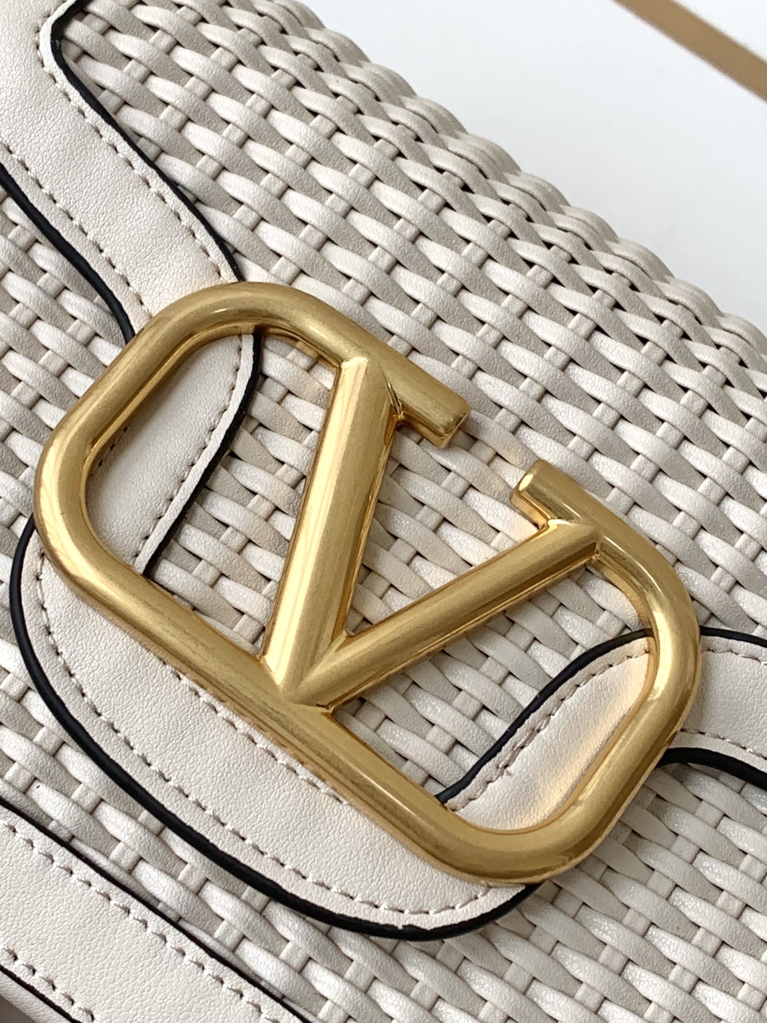 Valentino 🆕🆕春夏编织系列～ 包身采用天然编织打造，纯手工制作，交织形成的空隙营造出清透质感、