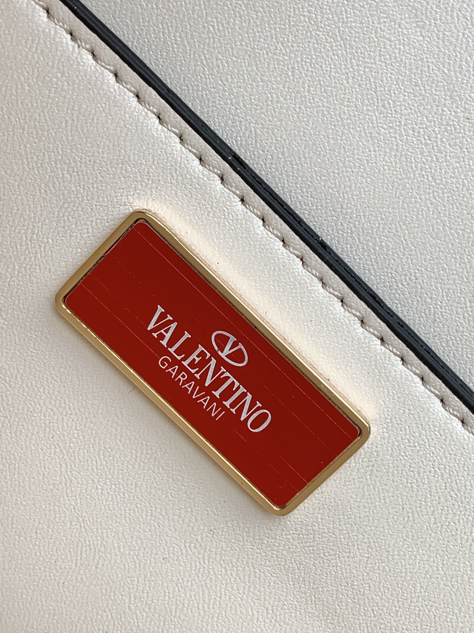 Valentino 🆕🆕春夏编织系列～ 包身采用天然编织打造，纯手工制作，交织形成的空隙营造出清透质感、