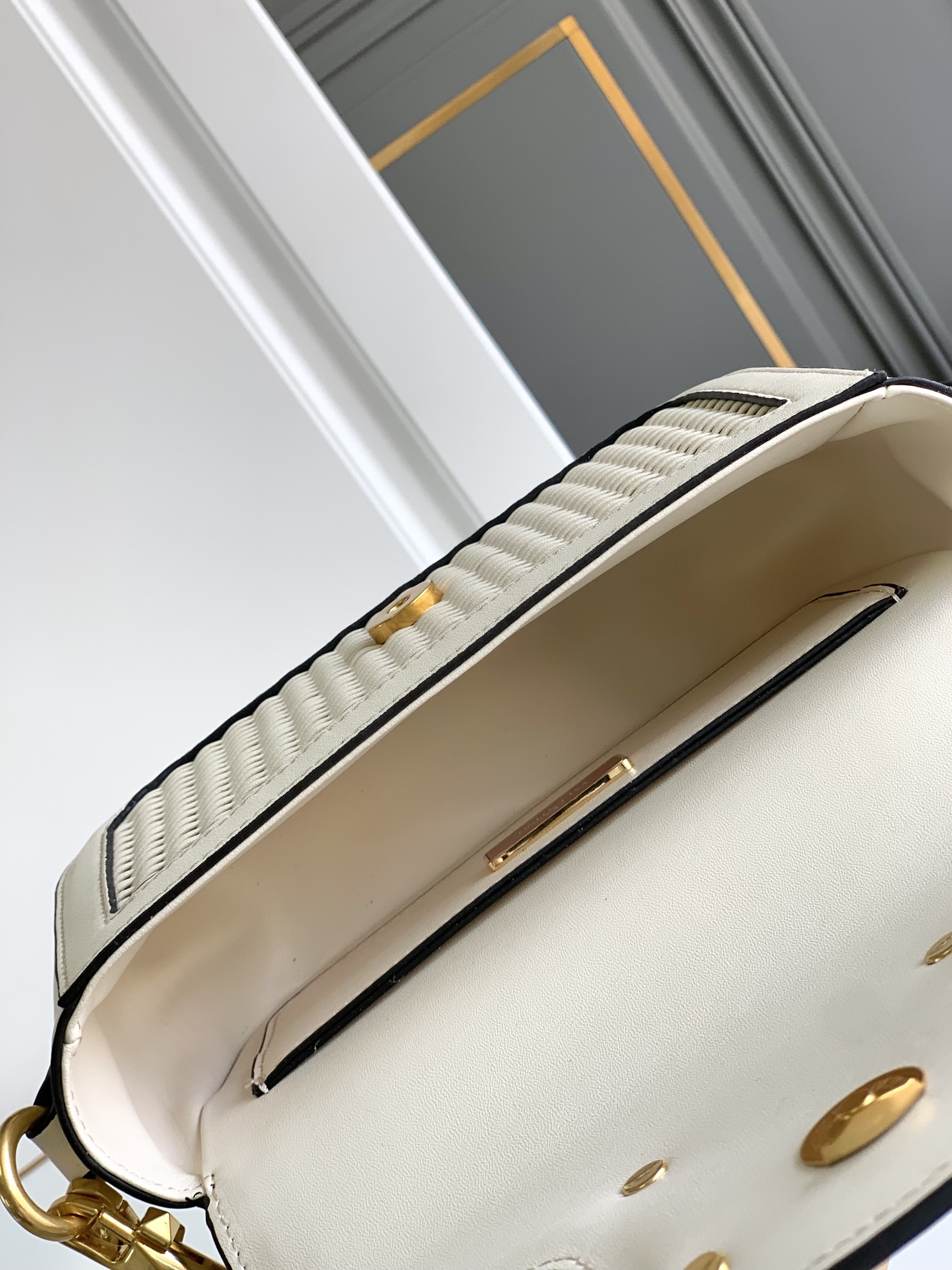 Valentino 🆕🆕春夏编织系列～ 包身采用天然编织打造，纯手工制作，交织形成的空隙营造出清透质感、