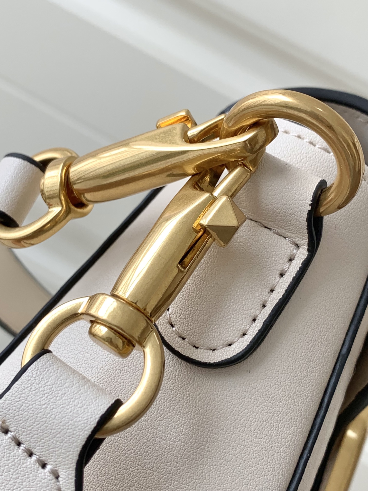 Valentino 🆕🆕春夏编织系列～ 包身采用天然编织打造，纯手工制作，交织形成的空隙营造出清透质感、