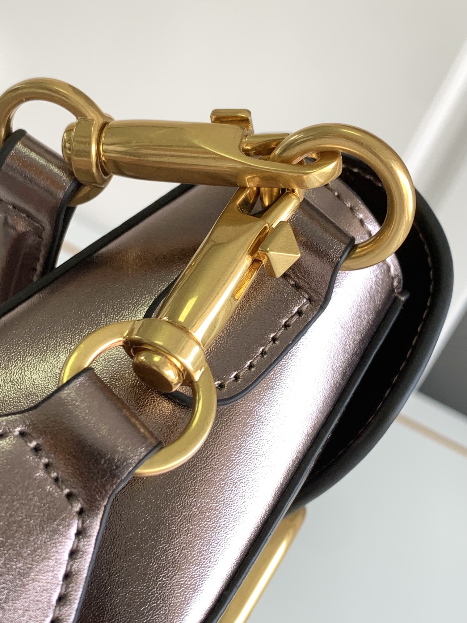 Valentino 🆕🆕春夏编织系列～ 包身采用天然编织打造，纯手工制作，交织形成的空隙营造出清透质感、