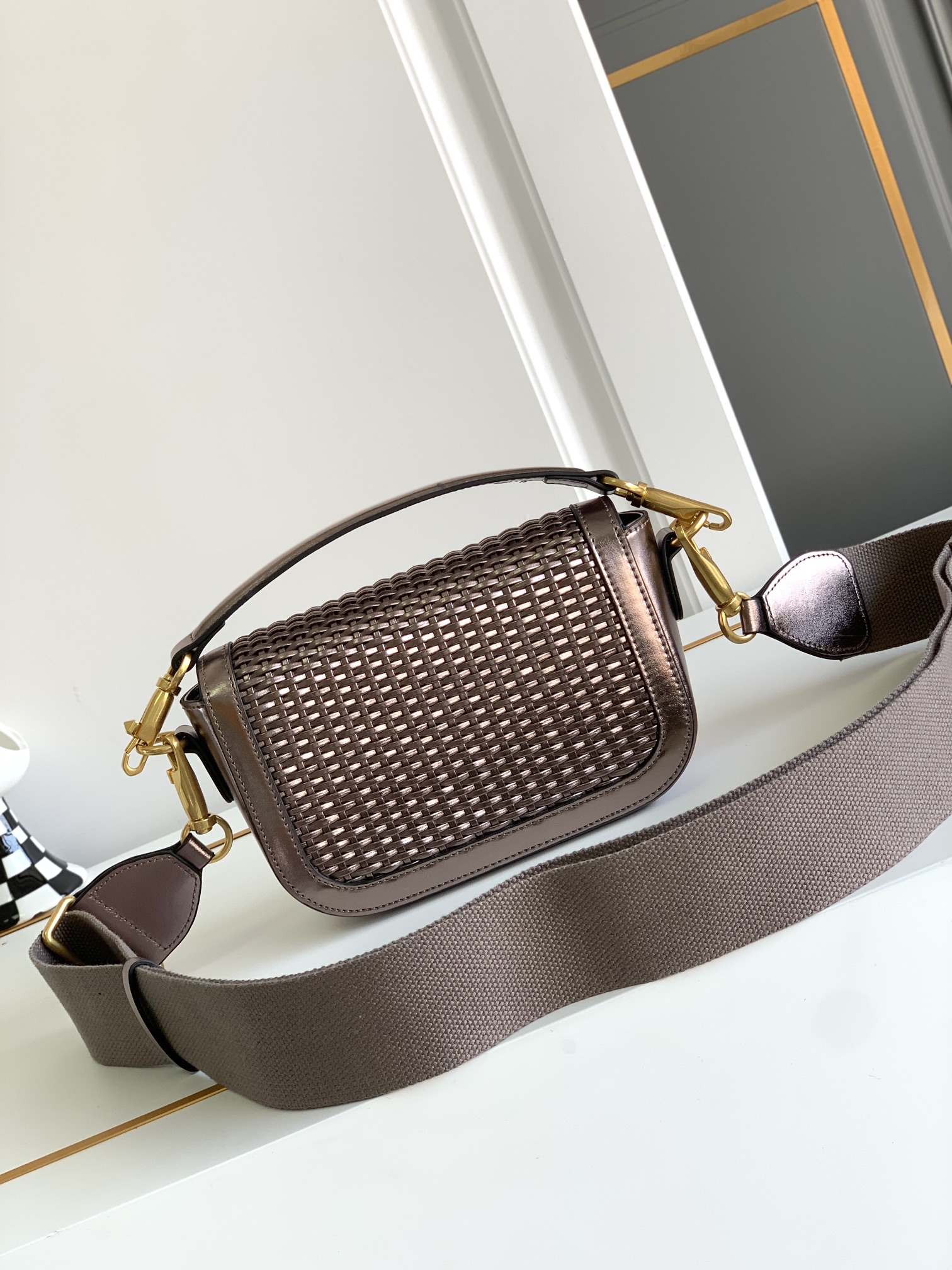 Valentino 🆕🆕春夏编织系列～ 包身采用天然编织打造，纯手工制作，交织形成的空隙营造出清透质感、