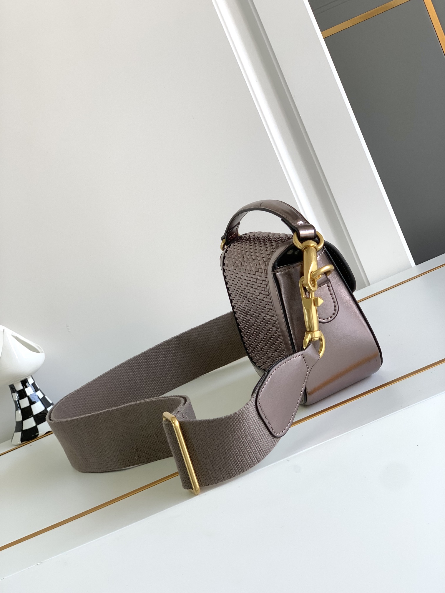 Valentino 🆕🆕春夏编织系列～ 包身采用天然编织打造，纯手工制作，交织形成的空隙营造出清透质感、