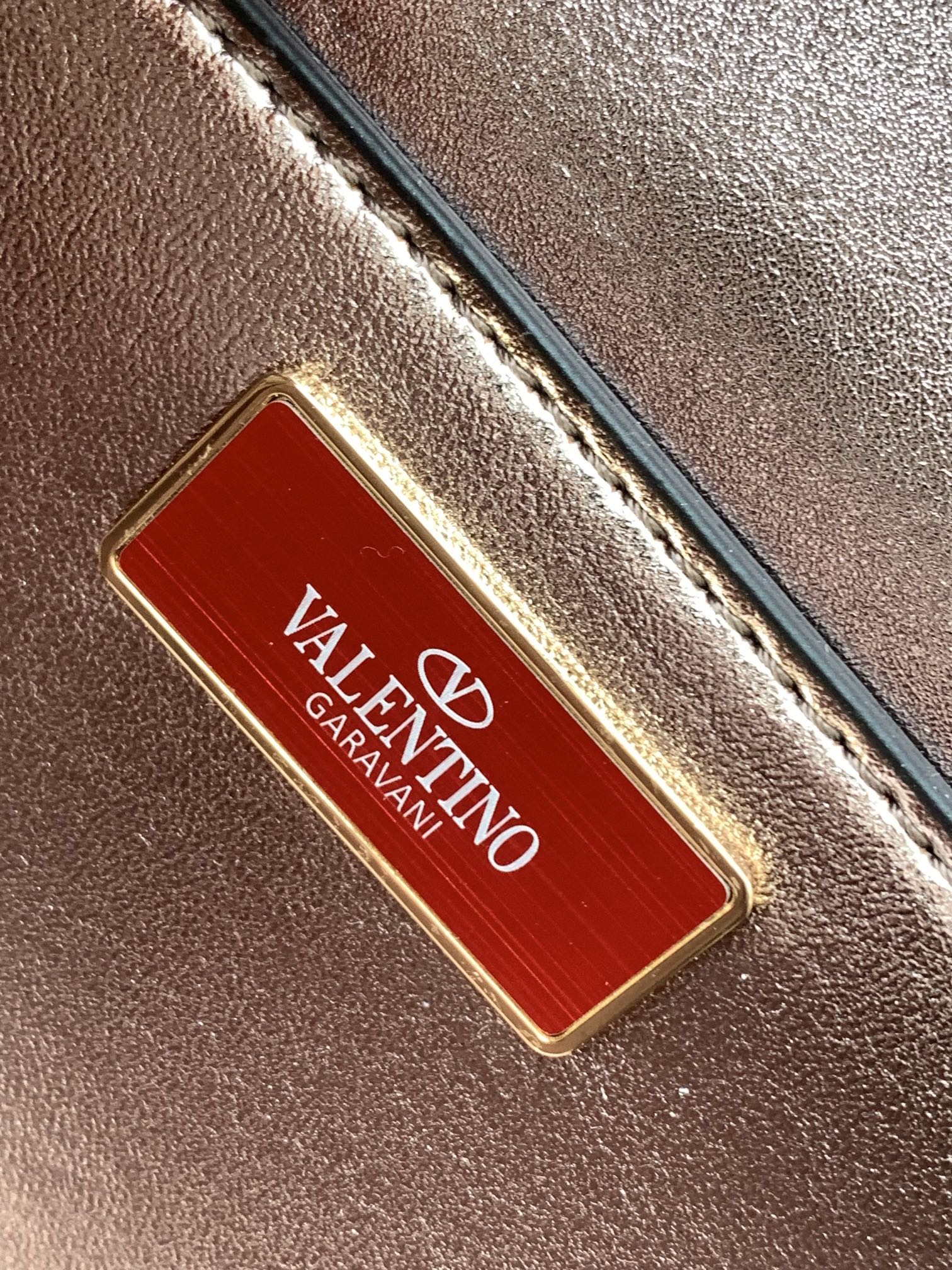 Valentino 🆕🆕春夏编织系列～ 包身采用天然编织打造，纯手工制作，交织形成的空隙营造出清透质感、