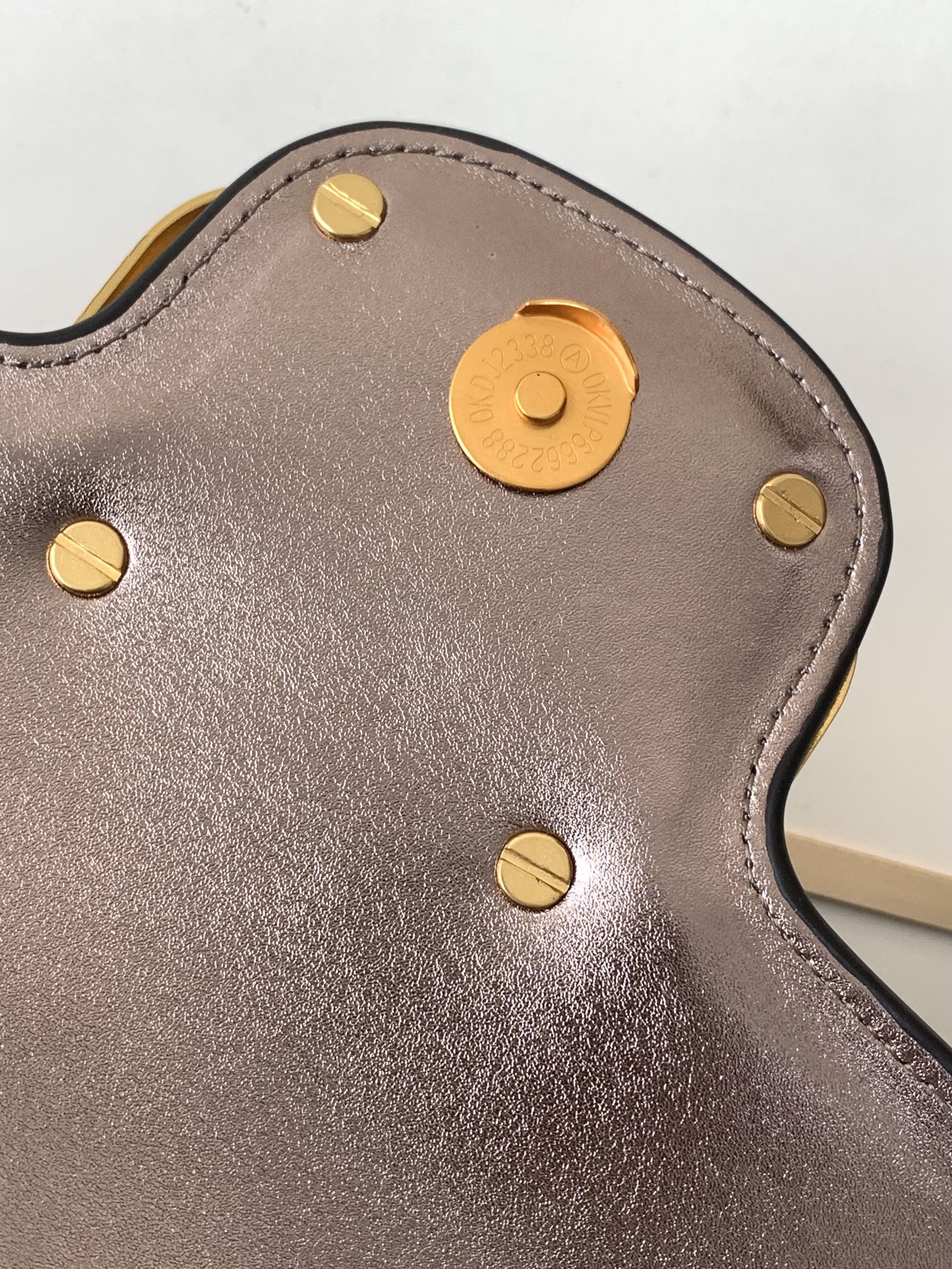 Valentino 🆕🆕春夏编织系列～ 包身采用天然编织打造，纯手工制作，交织形成的空隙营造出清透质感、