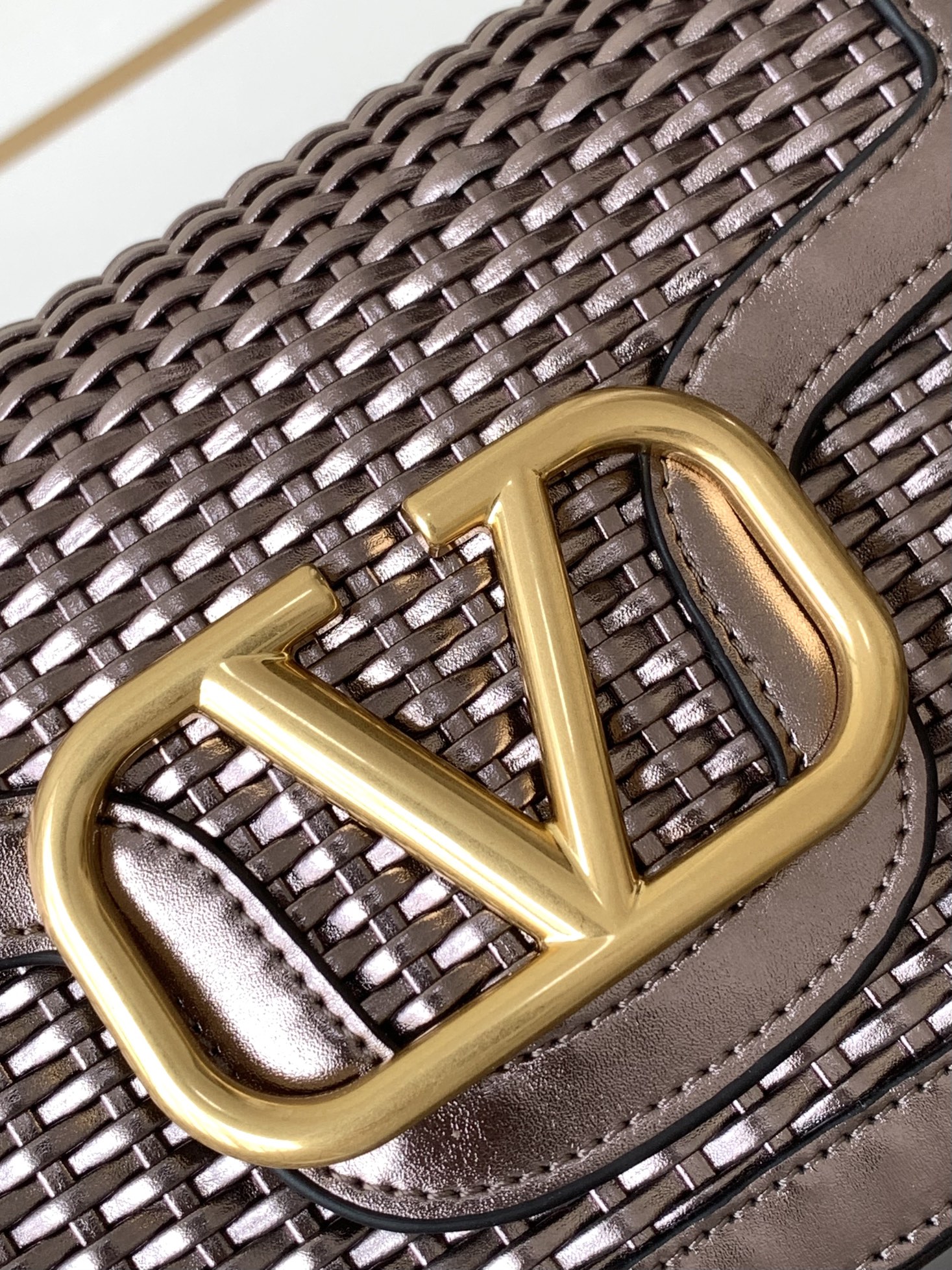 Valentino 🆕🆕春夏编织系列～ 包身采用天然编织打造，纯手工制作，交织形成的空隙营造出清透质感、