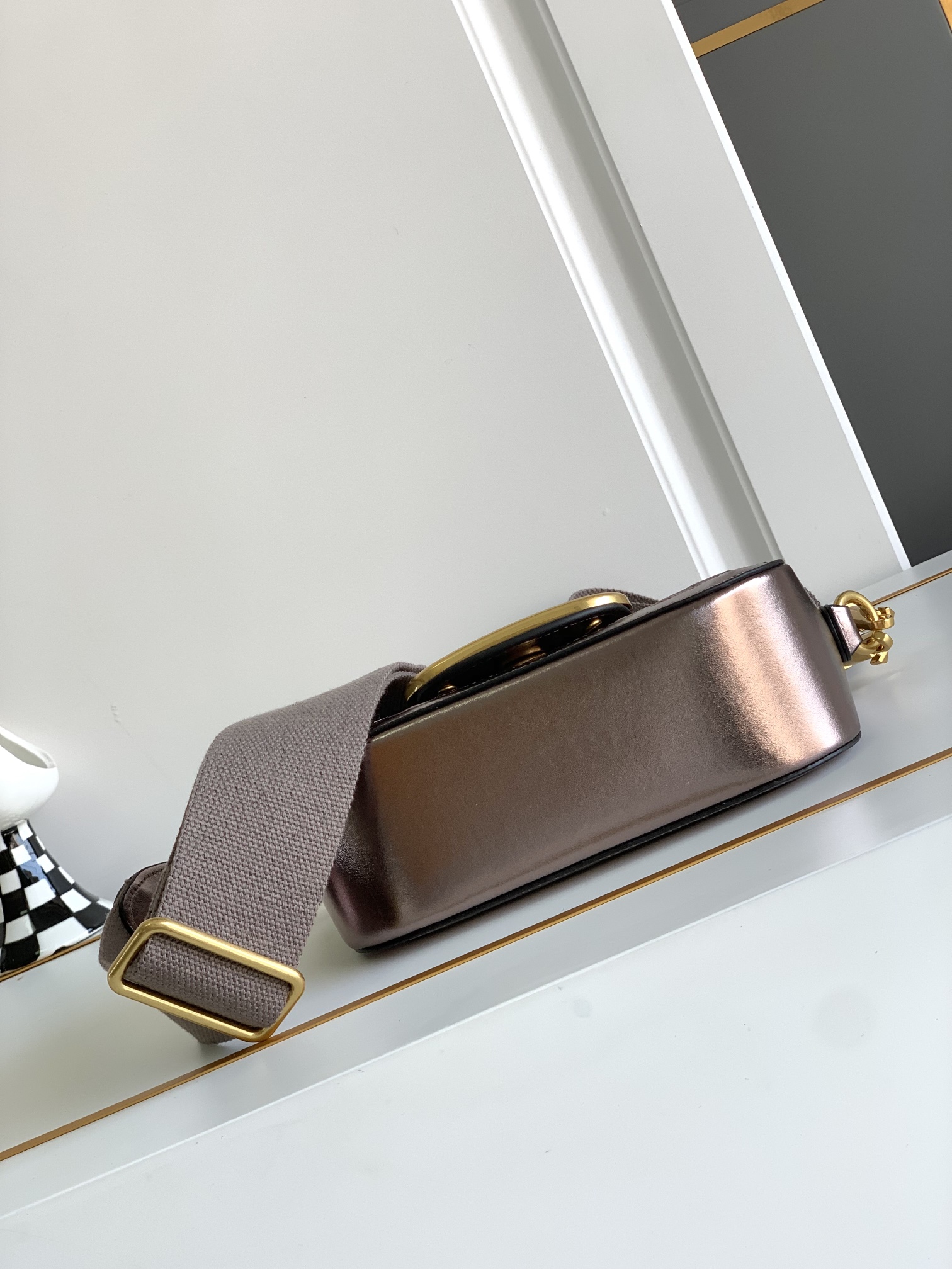 Valentino 🆕🆕春夏编织系列～ 包身采用天然编织打造，纯手工制作，交织形成的空隙营造出清透质感、