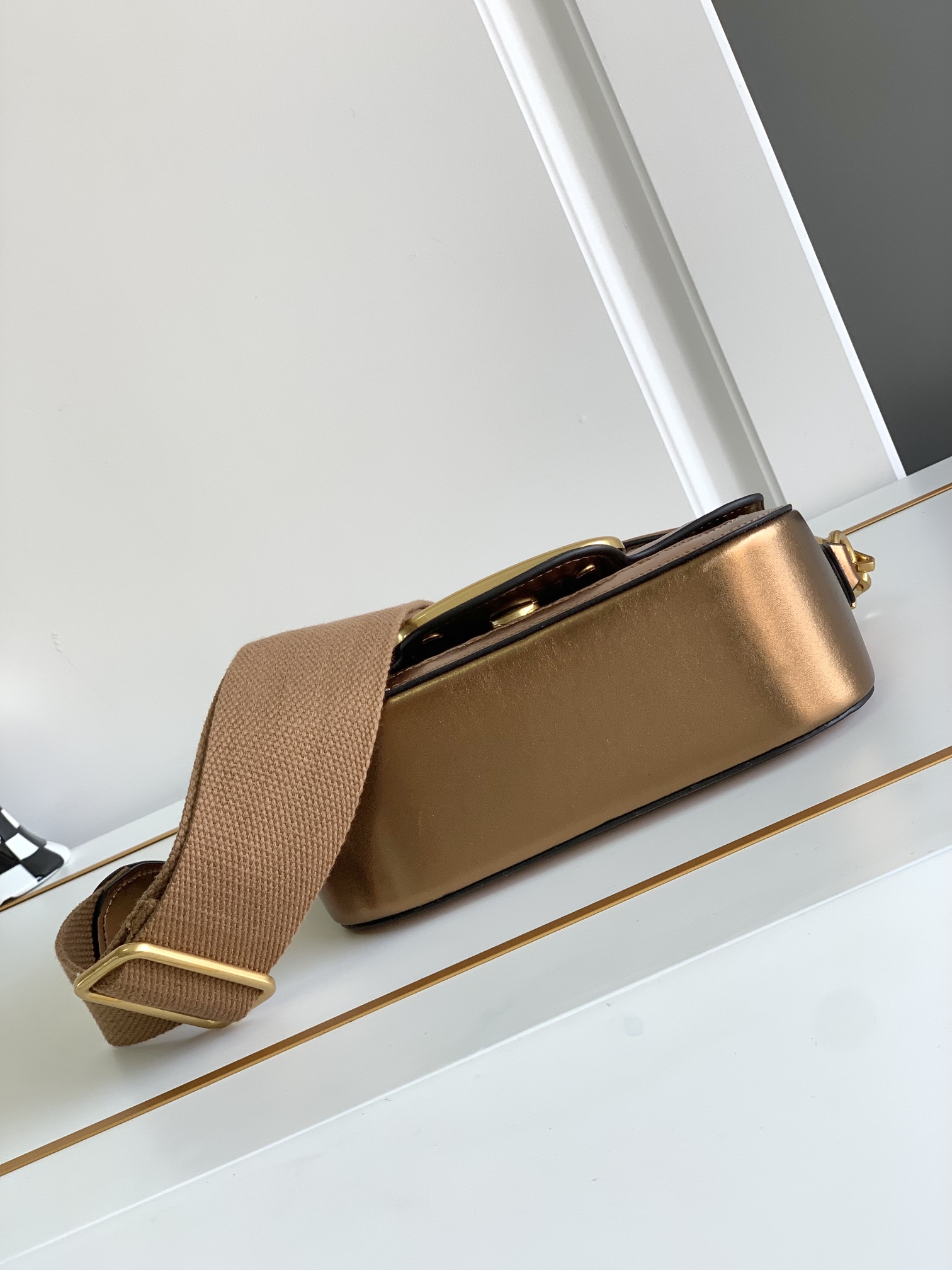 Valentino 🆕🆕春夏编织系列～ 包身采用天然编织打造，纯手工制作，交织形成的空隙营造出清透质感、