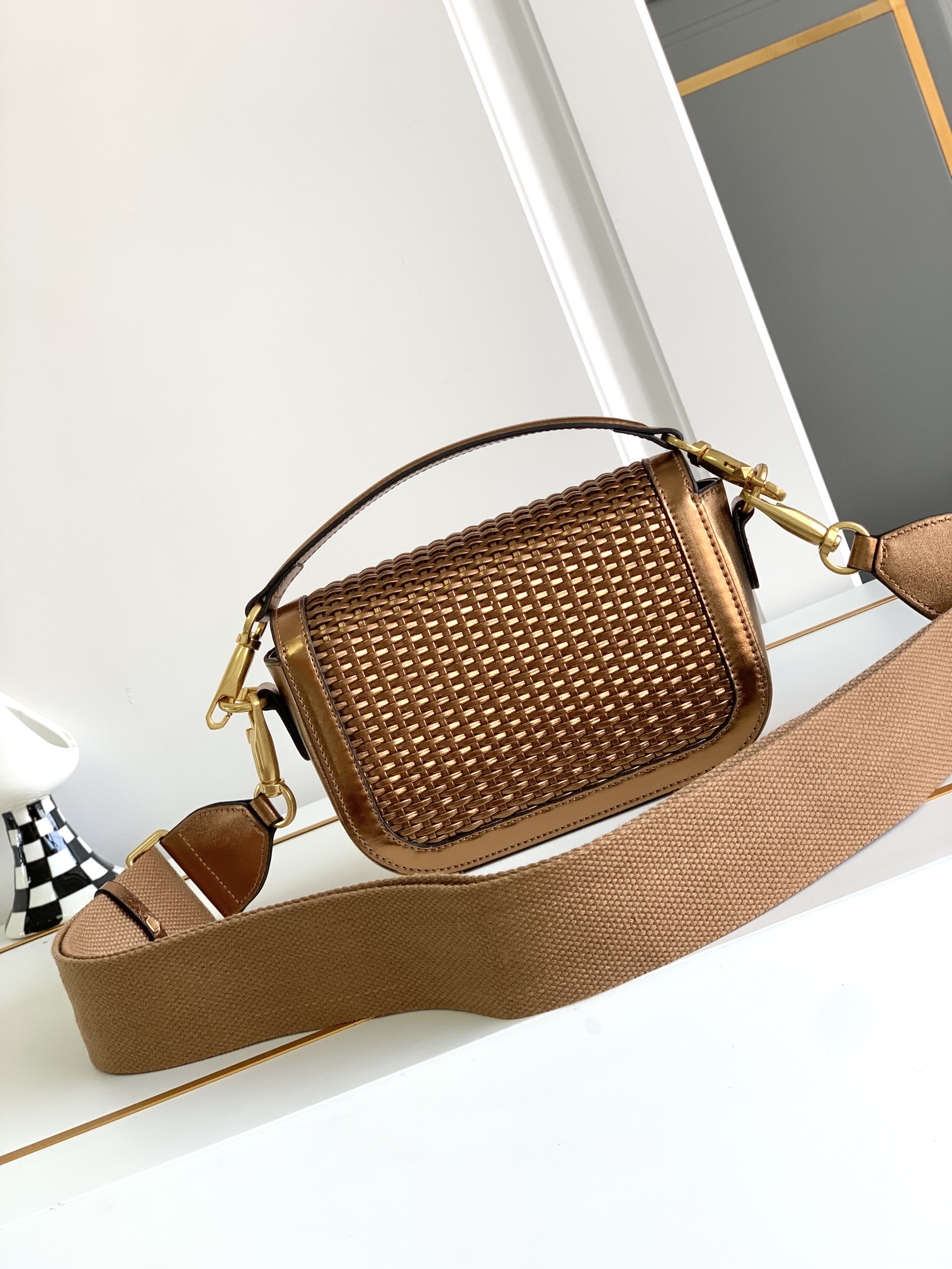 Valentino 🆕🆕春夏编织系列～ 包身采用天然编织打造，纯手工制作，交织形成的空隙营造出清透质感、