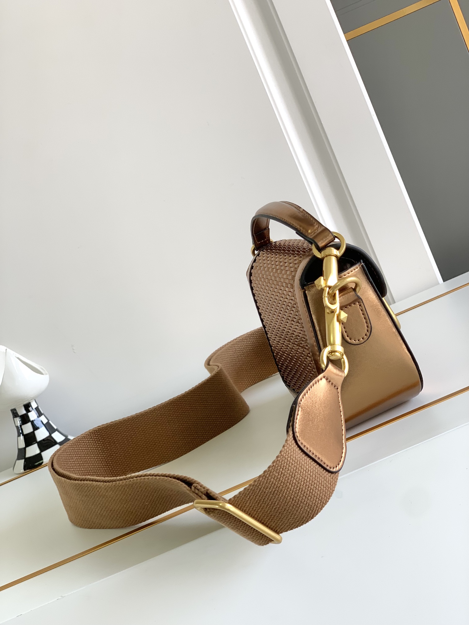 Valentino 🆕🆕春夏编织系列～ 包身采用天然编织打造，纯手工制作，交织形成的空隙营造出清透质感、