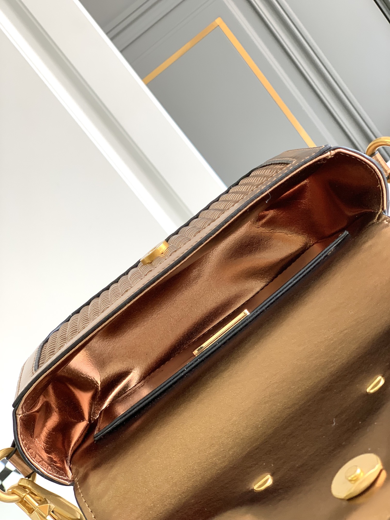 Valentino 🆕🆕春夏编织系列～ 包身采用天然编织打造，纯手工制作，交织形成的空隙营造出清透质感、