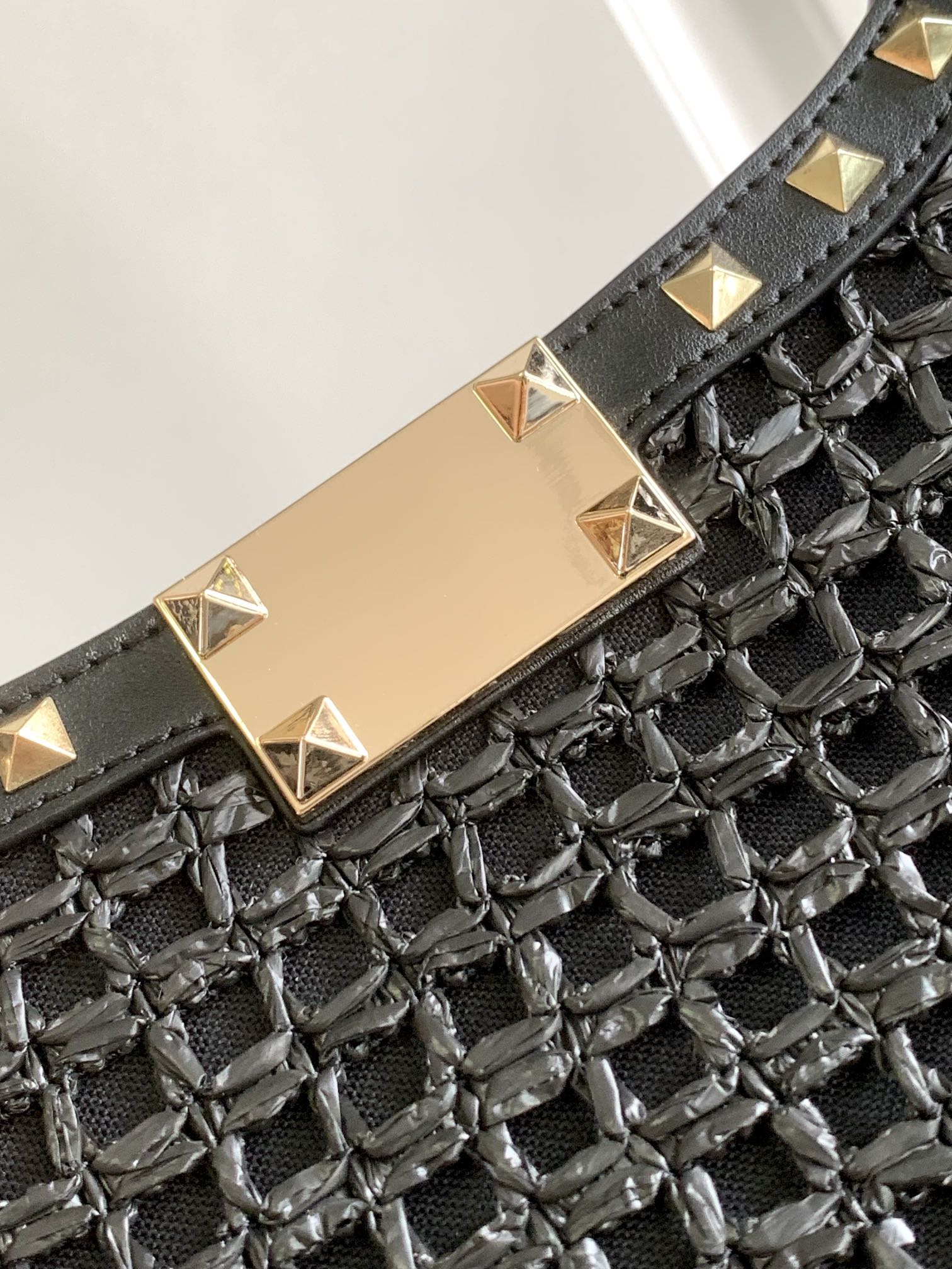 ❣️🆕Garavani 春Rockstud 拉菲草手提购物袋，包身编织方格设计，袋口配以标志性铆钉边饰。