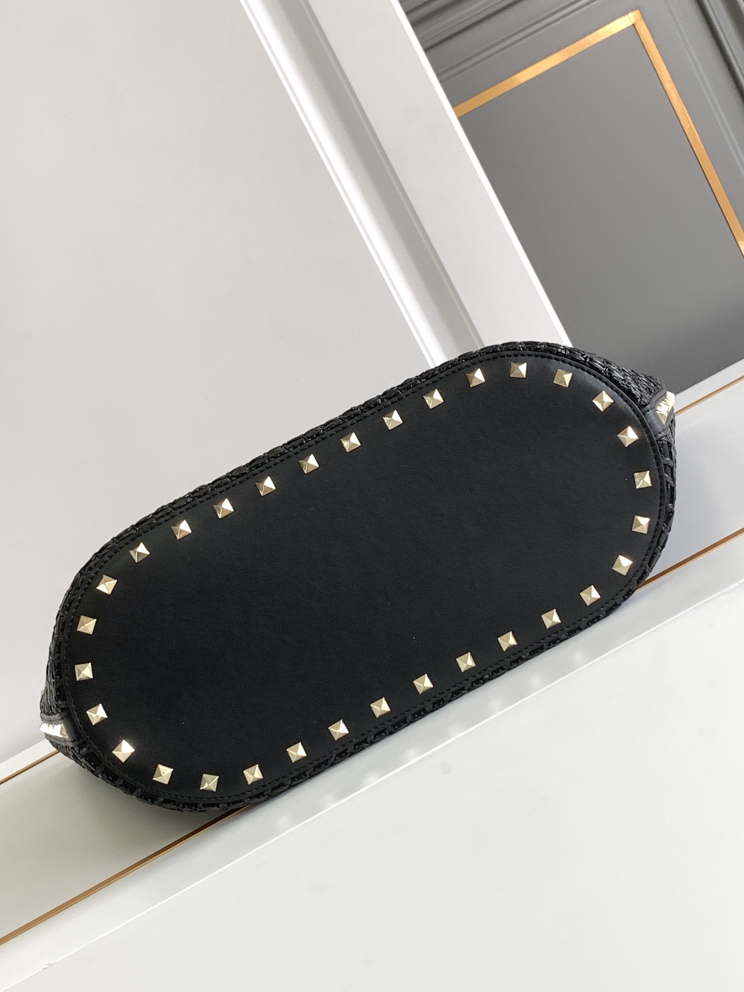 ❣️🆕Garavani 春Rockstud 拉菲草手提购物袋，包身编织方格设计，袋口配以标志性铆钉边饰。