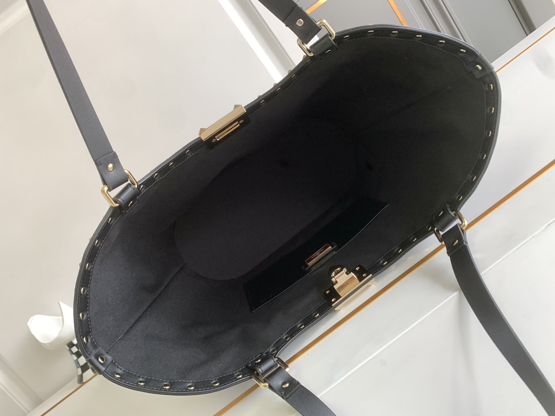 ❣️🆕Garavani 春Rockstud 拉菲草手提购物袋，包身编织方格设计，袋口配以标志性铆钉边饰。