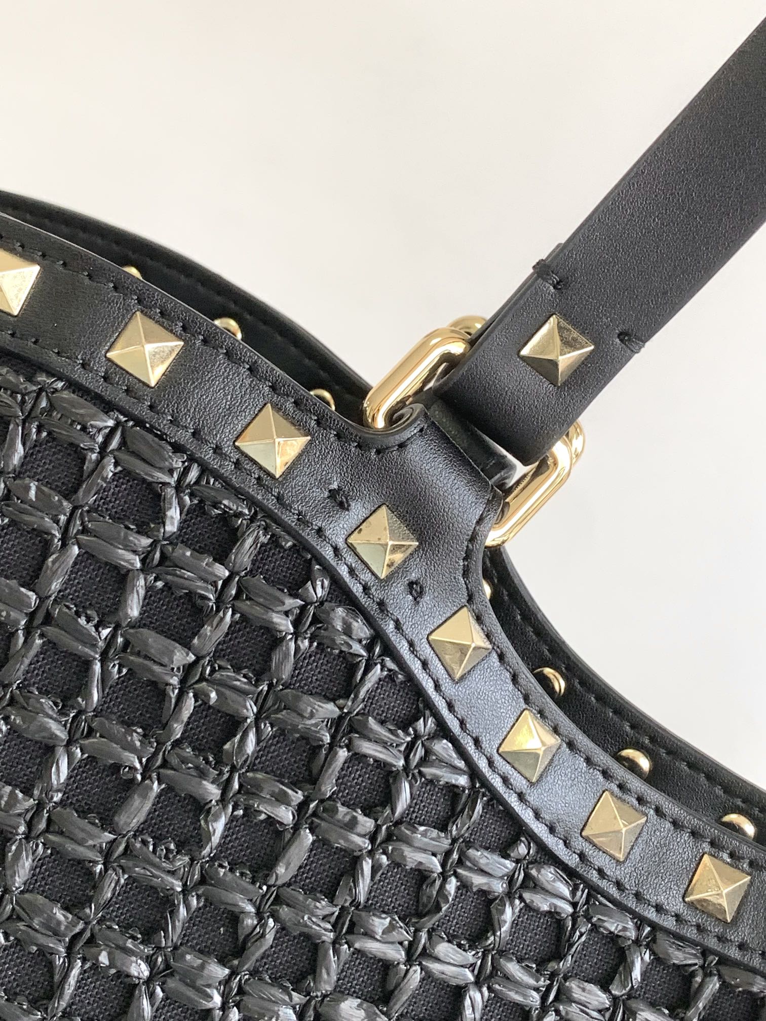 ❣️🆕Garavani 春Rockstud 拉菲草手提购物袋，包身编织方格设计，袋口配以标志性铆钉边饰。