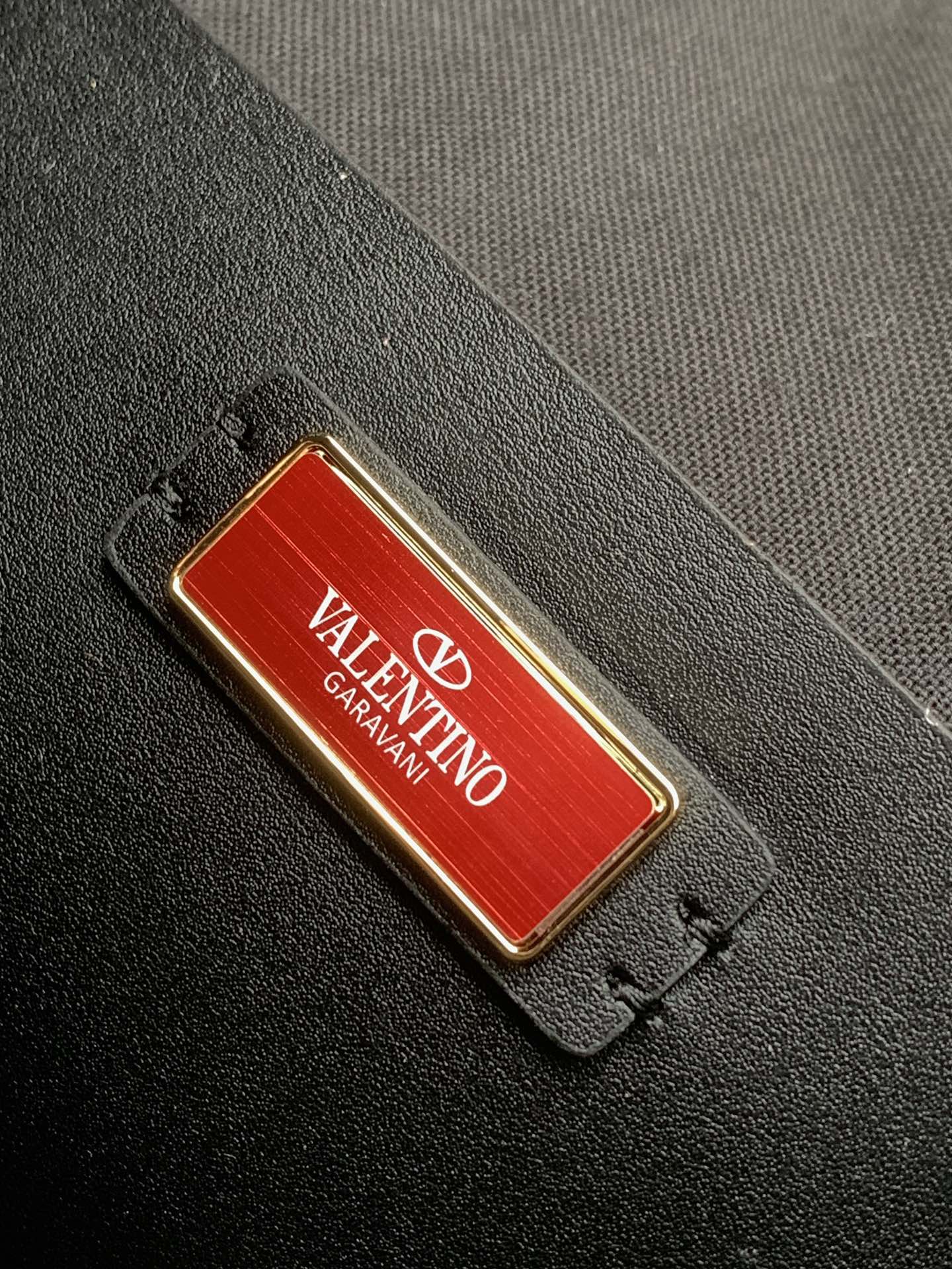 ❣️🆕Garavani 春Rockstud 拉菲草手提购物袋，包身编织方格设计，袋口配以标志性铆钉边饰。