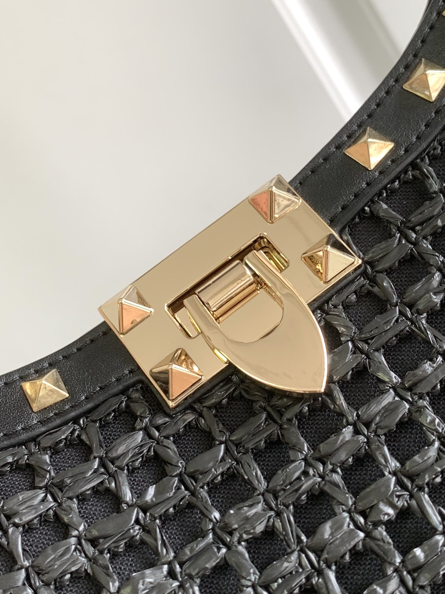 ❣️🆕Garavani 春Rockstud 拉菲草手提购物袋，包身编织方格设计，袋口配以标志性铆钉边饰。