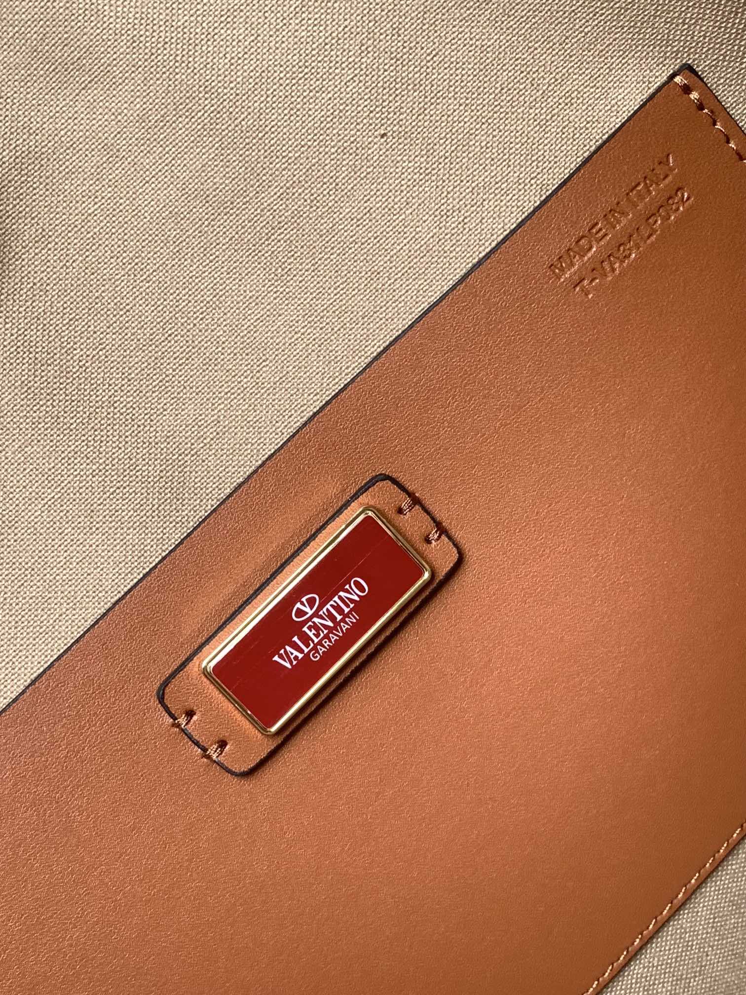 ❣️🆕Garavani 春Rockstud 拉菲草手提购物袋，包身编织方格设计，袋口配以标志性铆钉边饰。