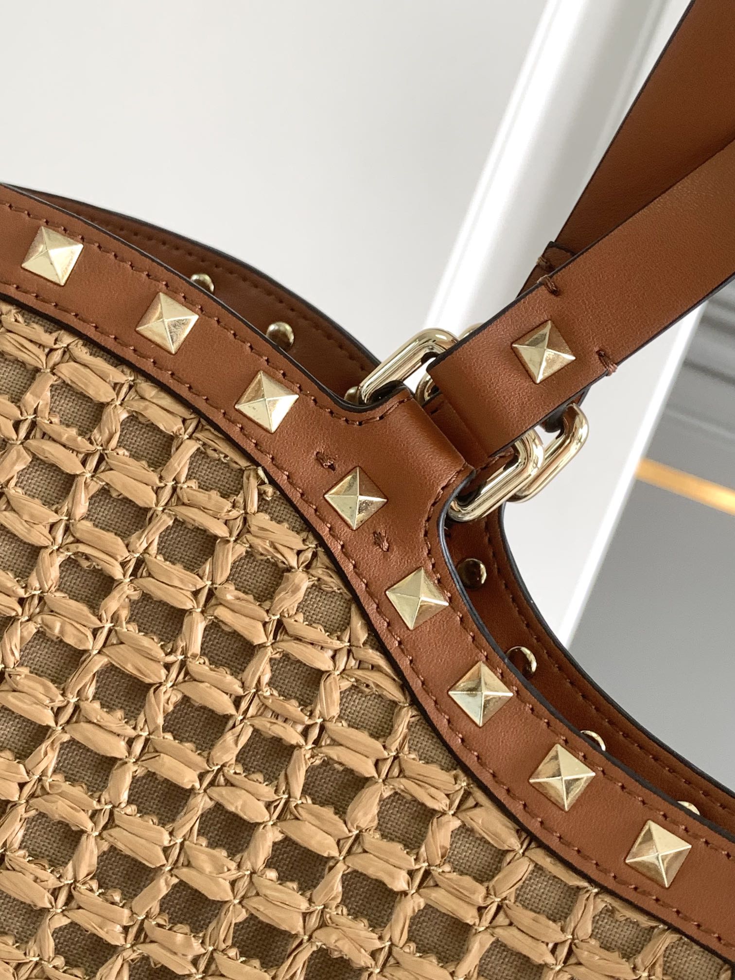 ❣️🆕Garavani 春Rockstud 拉菲草手提购物袋，包身编织方格设计，袋口配以标志性铆钉边饰。