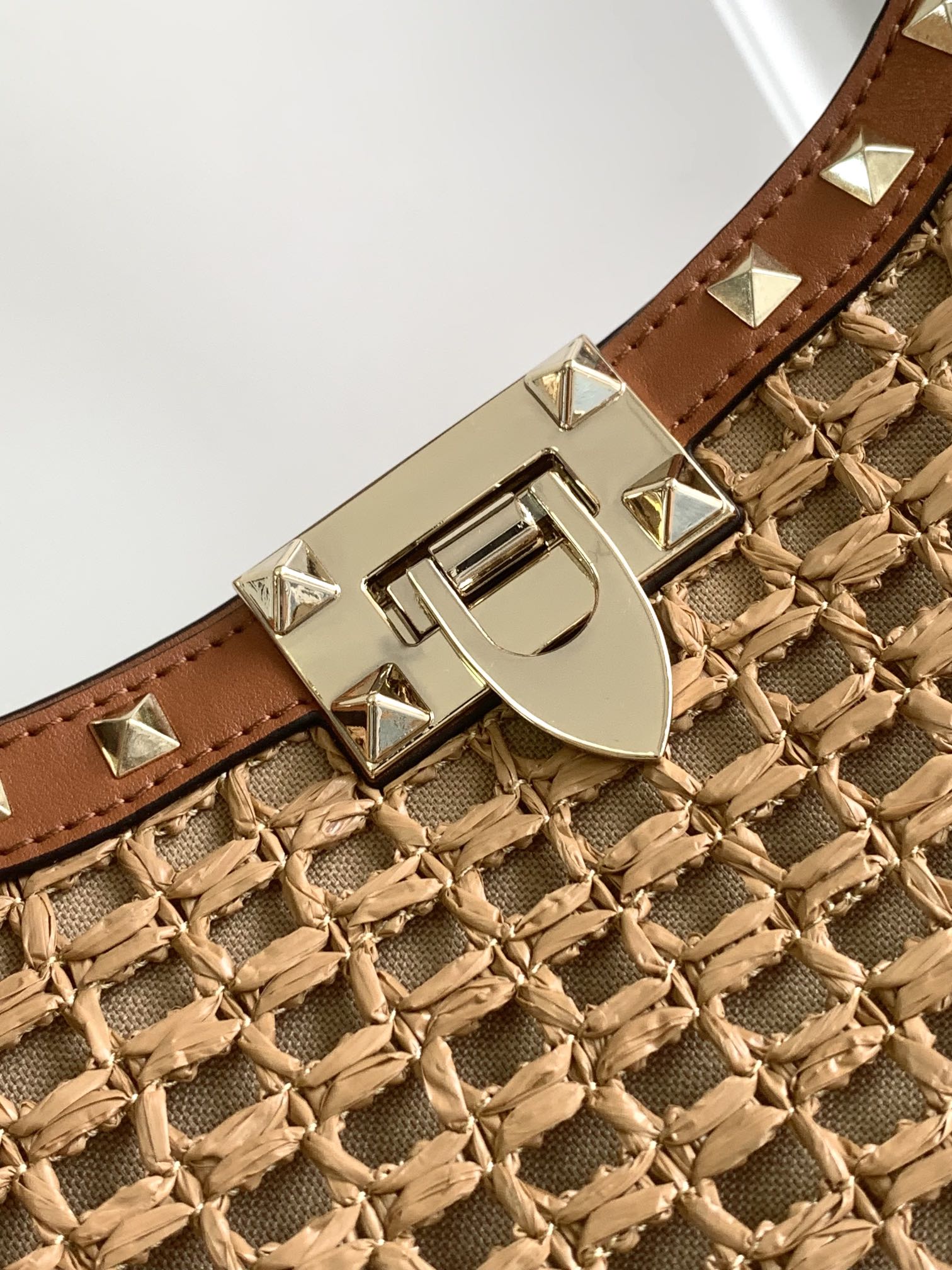 ❣️🆕Garavani 春Rockstud 拉菲草手提购物袋，包身编织方格设计，袋口配以标志性铆钉边饰。