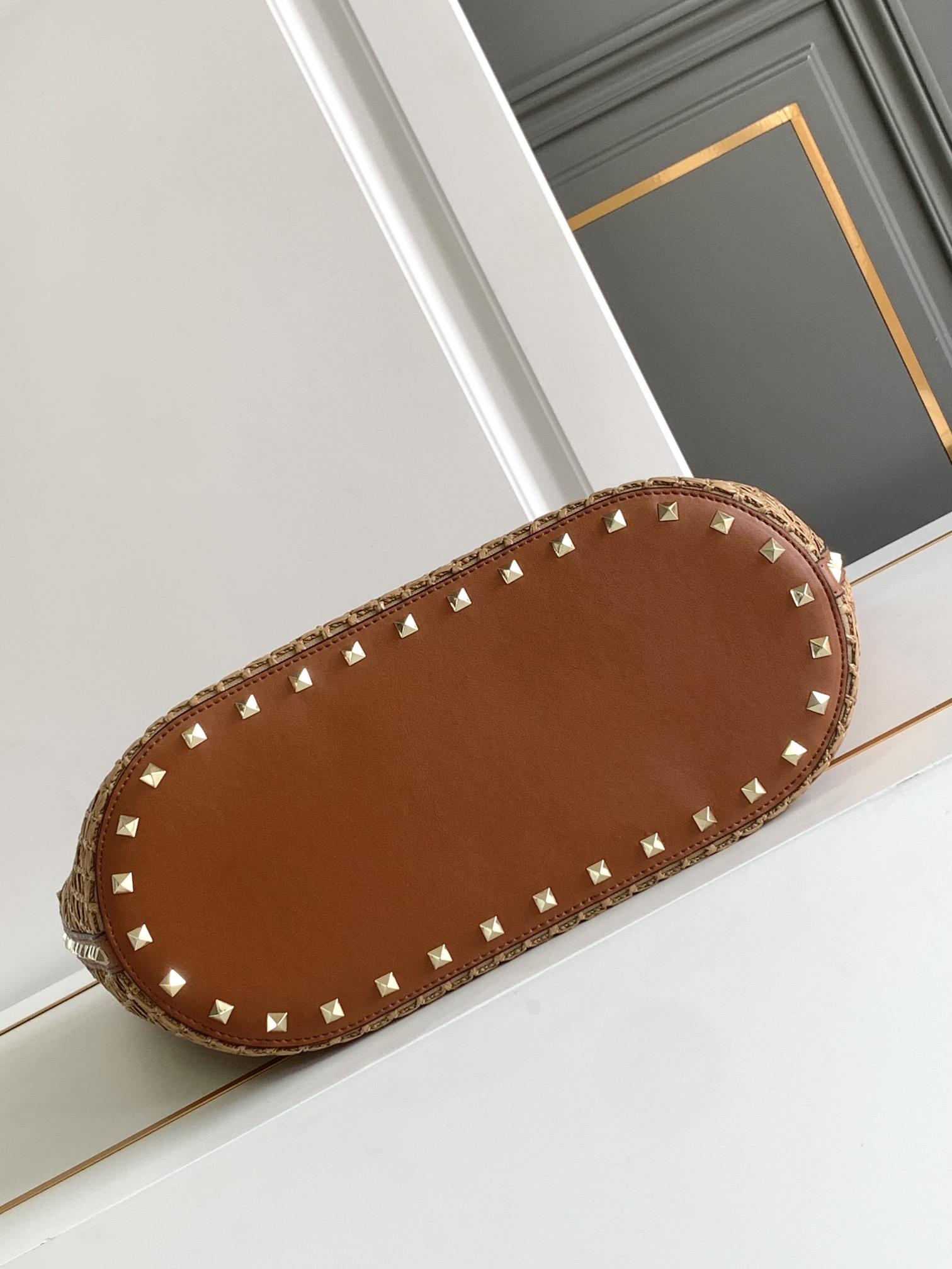 ❣️🆕Garavani 春Rockstud 拉菲草手提购物袋，包身编织方格设计，袋口配以标志性铆钉边饰。