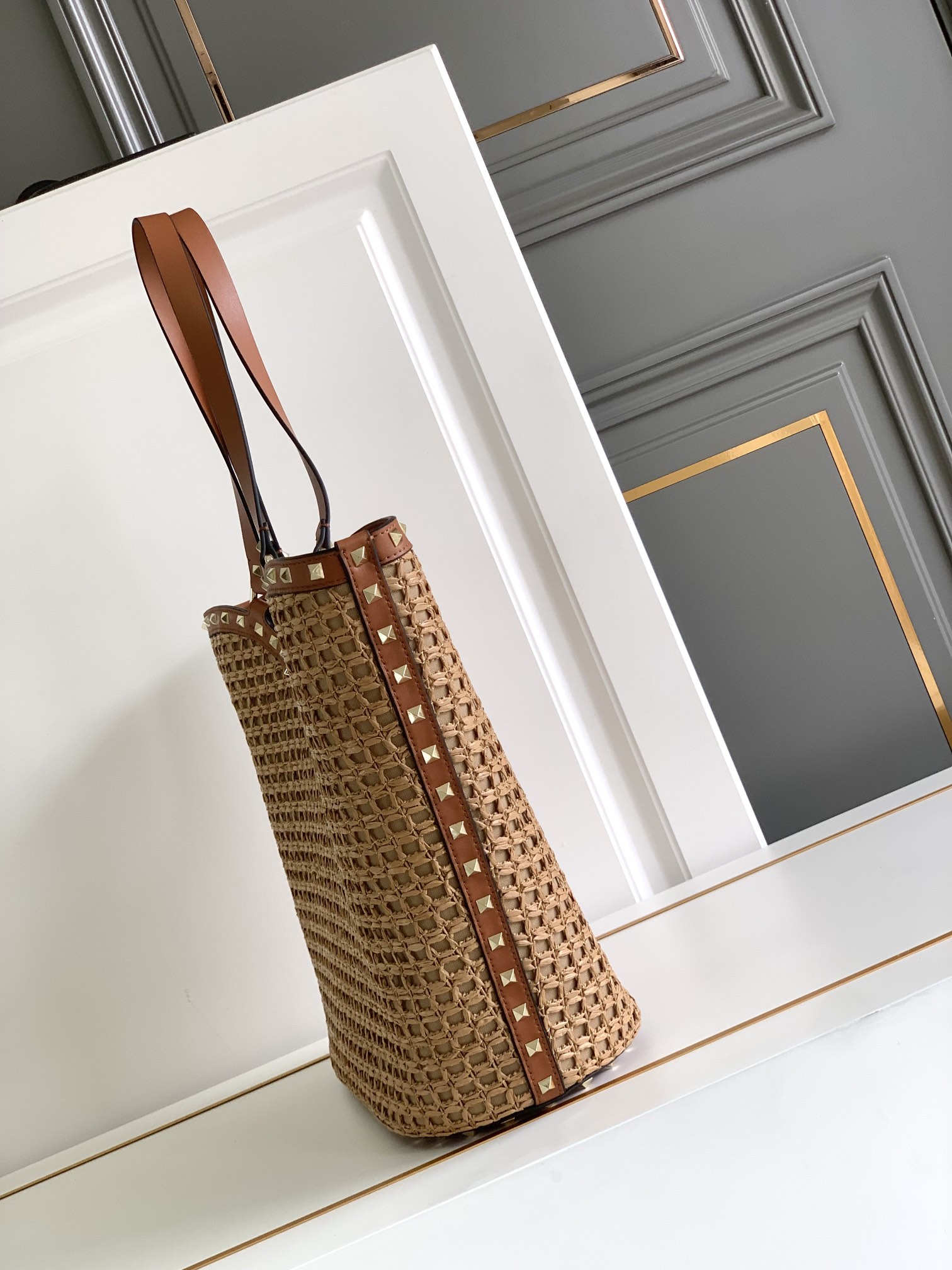 ❣️🆕Garavani 春Rockstud 拉菲草手提购物袋，包身编织方格设计，袋口配以标志性铆钉边饰。