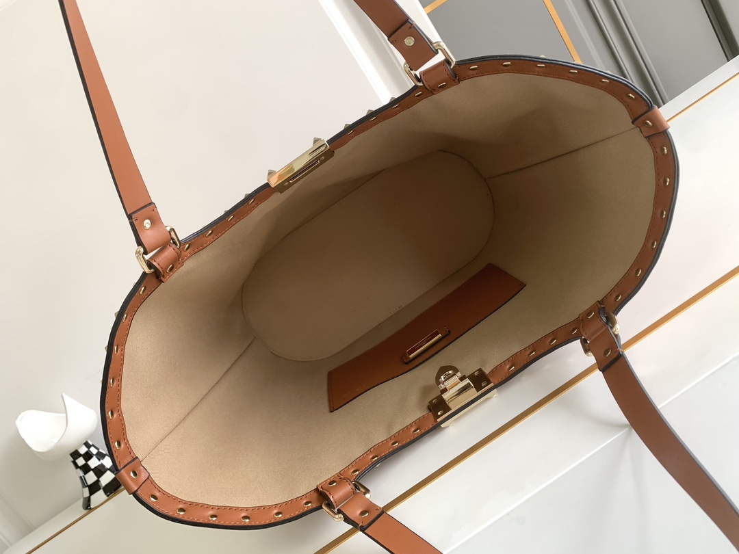 ❣️🆕Garavani 春Rockstud 拉菲草手提购物袋，包身编织方格设计，袋口配以标志性铆钉边饰。