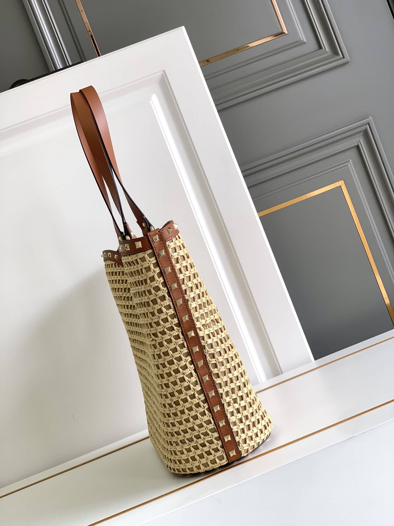 ❣️🆕Garavani 春Rockstud 拉菲草手提购物袋，包身编织方格设计，袋口配以标志性铆钉边饰。