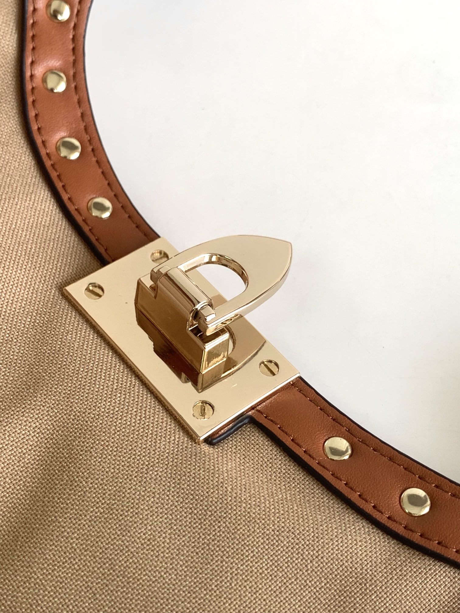 ❣️🆕Garavani 春Rockstud 拉菲草手提购物袋，包身编织方格设计，袋口配以标志性铆钉边饰。