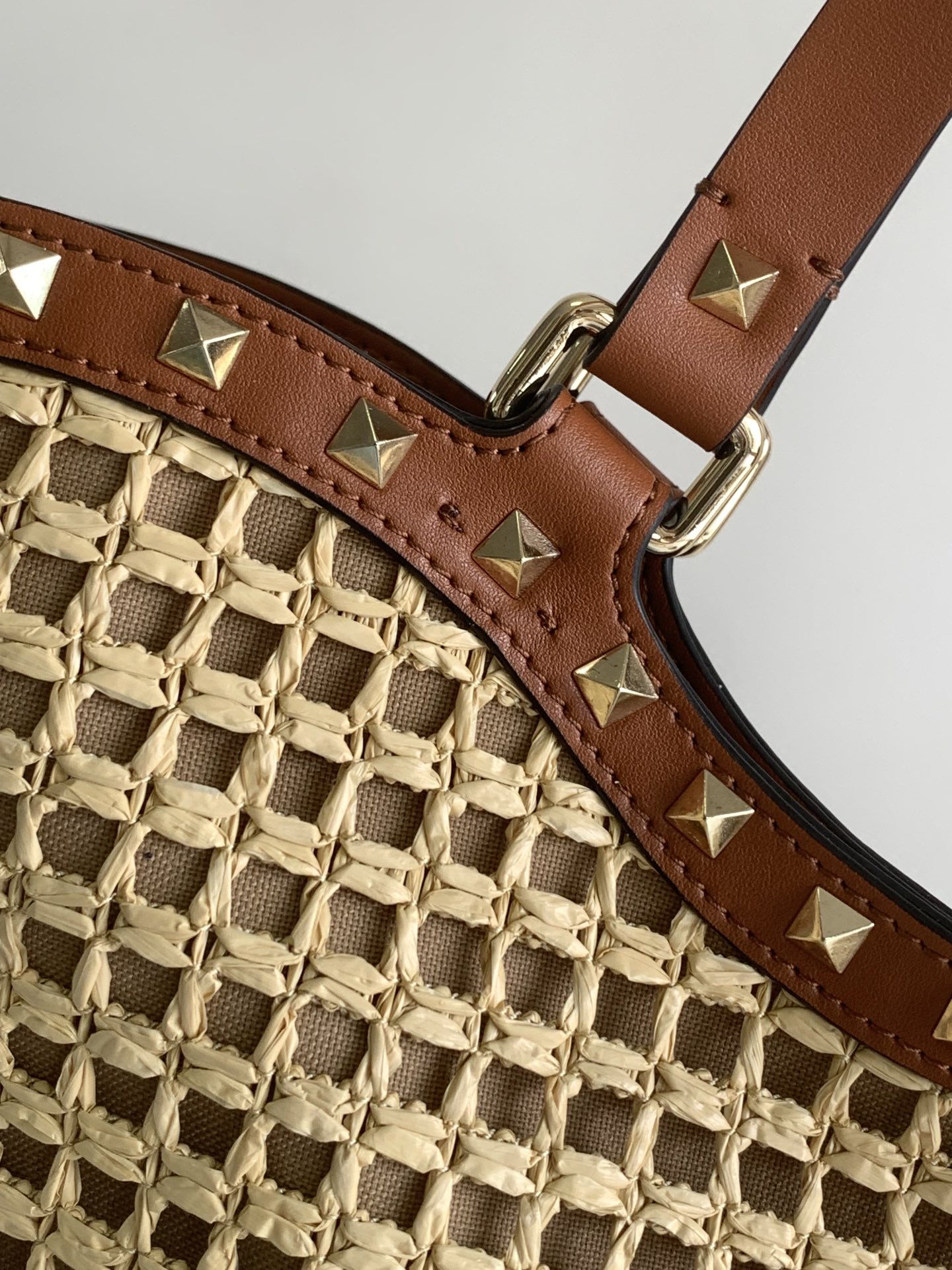 ❣️🆕Garavani 春Rockstud 拉菲草手提购物袋，包身编织方格设计，袋口配以标志性铆钉边饰。