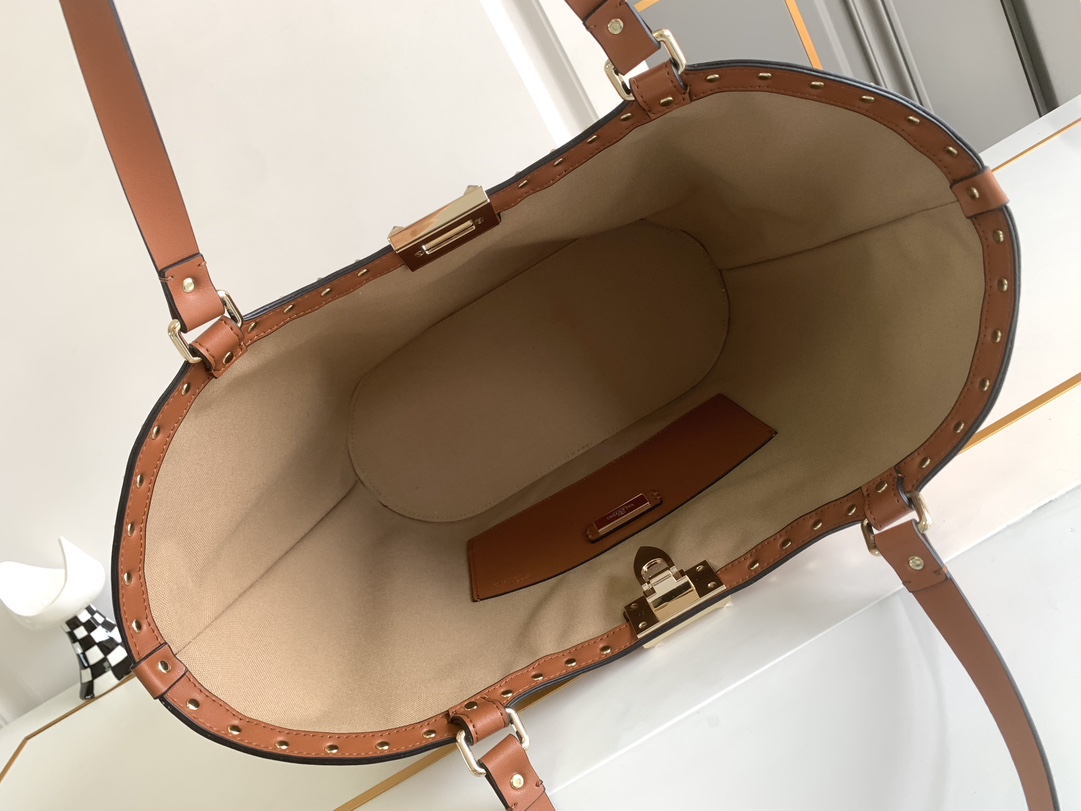 ❣️🆕Garavani 春Rockstud 拉菲草手提购物袋，包身编织方格设计，袋口配以标志性铆钉边饰。