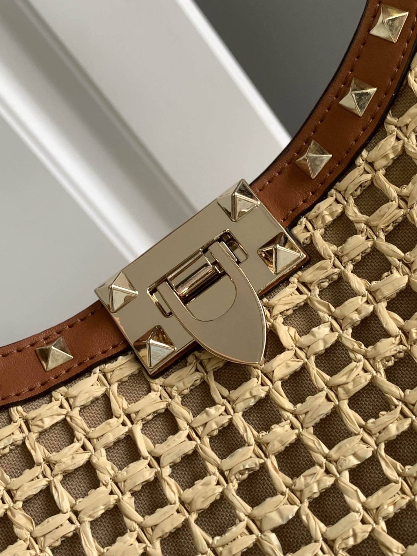 ❣️🆕Garavani 春Rockstud 拉菲草手提购物袋，包身编织方格设计，袋口配以标志性铆钉边饰。