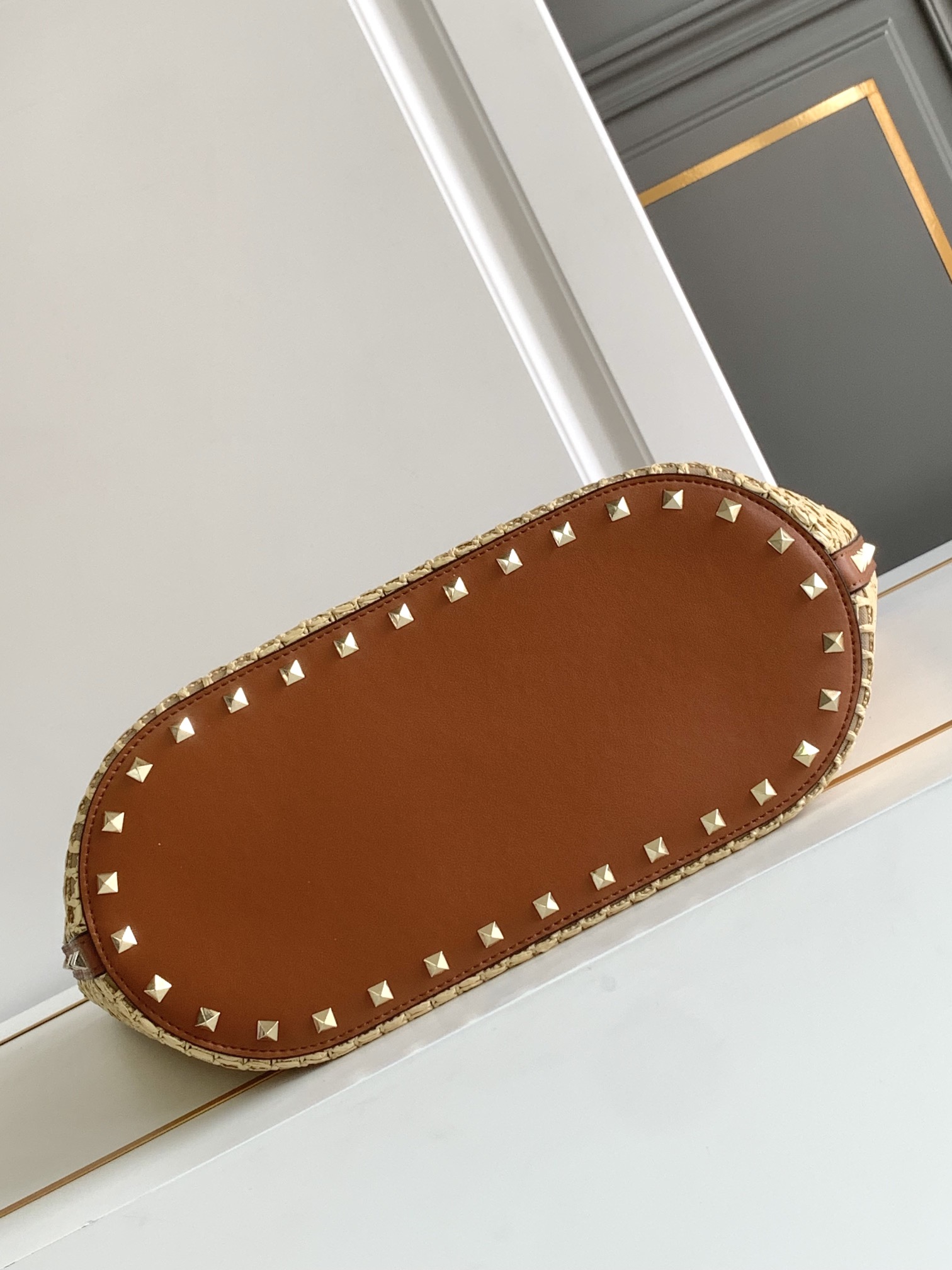 ❣️🆕Garavani 春Rockstud 拉菲草手提购物袋，包身编织方格设计，袋口配以标志性铆钉边饰。