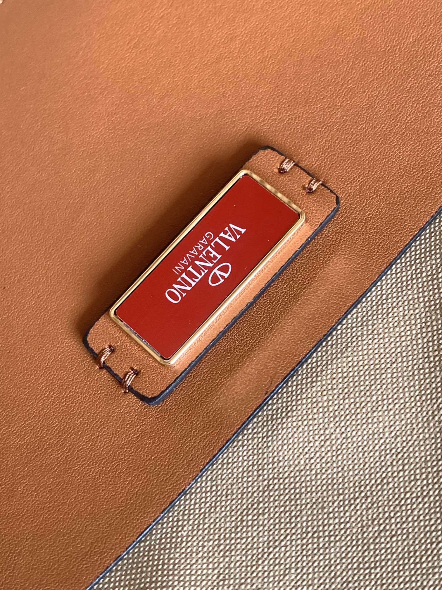 ❣️🆕Garavani 春Rockstud 拉菲草手提购物袋，包身编织方格设计，袋口配以标志性铆钉边饰。