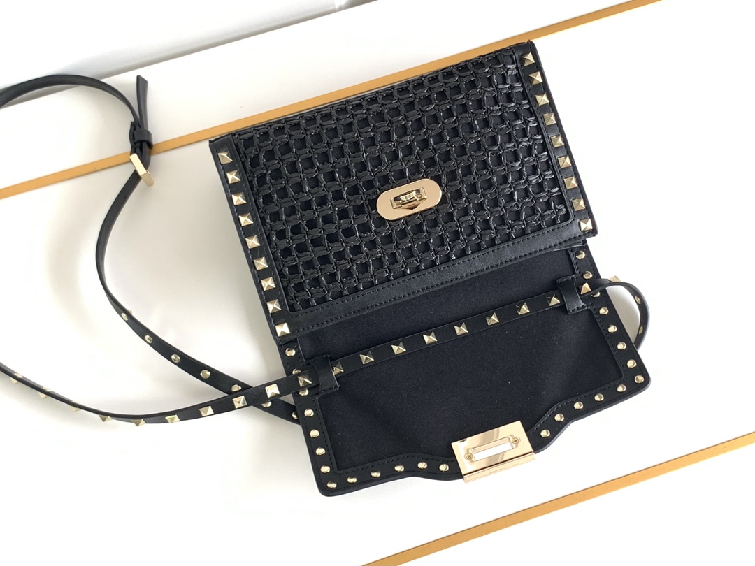 ❣️🆕Rockstud 小号拉菲草编织斜挎包，标志性的钩扣开合设计🌺集时尚和潮流于一体🍀春夏度假风系列🏖