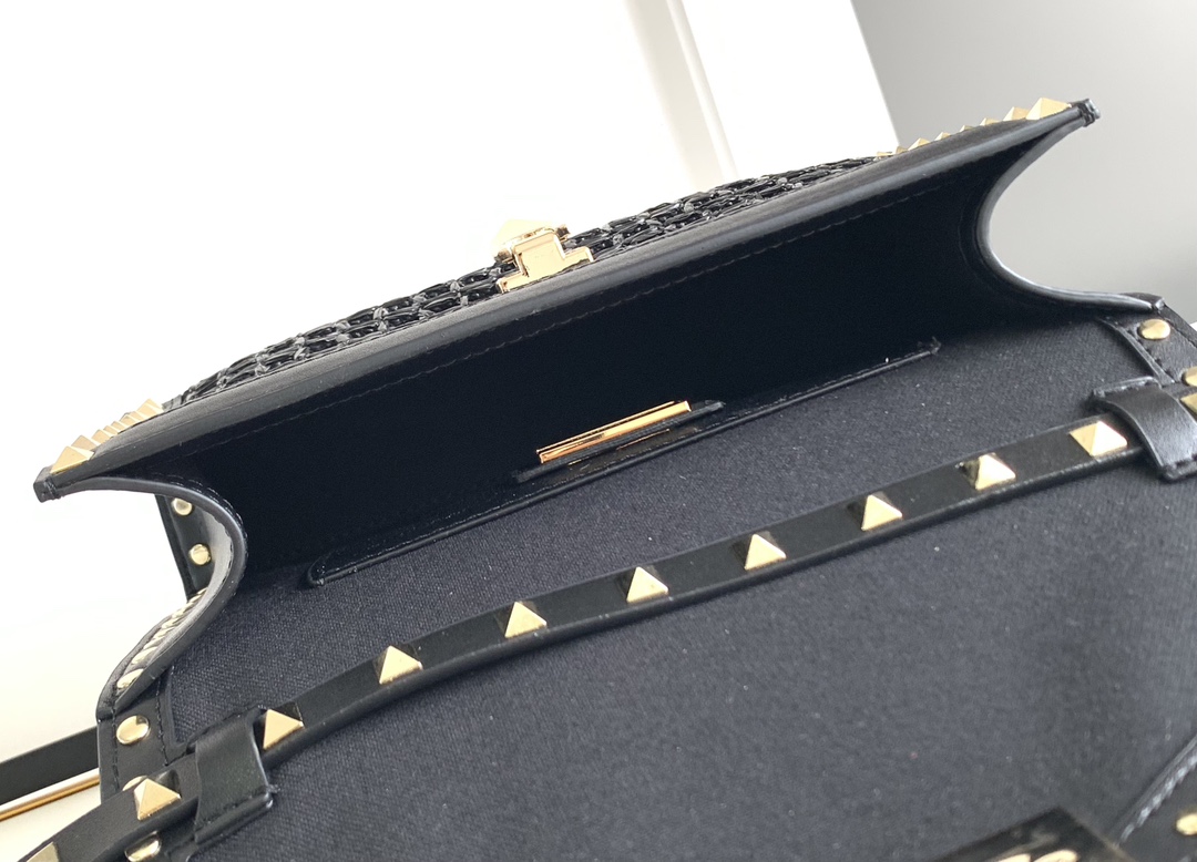 ❣️🆕Rockstud 小号拉菲草编织斜挎包，标志性的钩扣开合设计🌺集时尚和潮流于一体🍀春夏度假风系列🏖