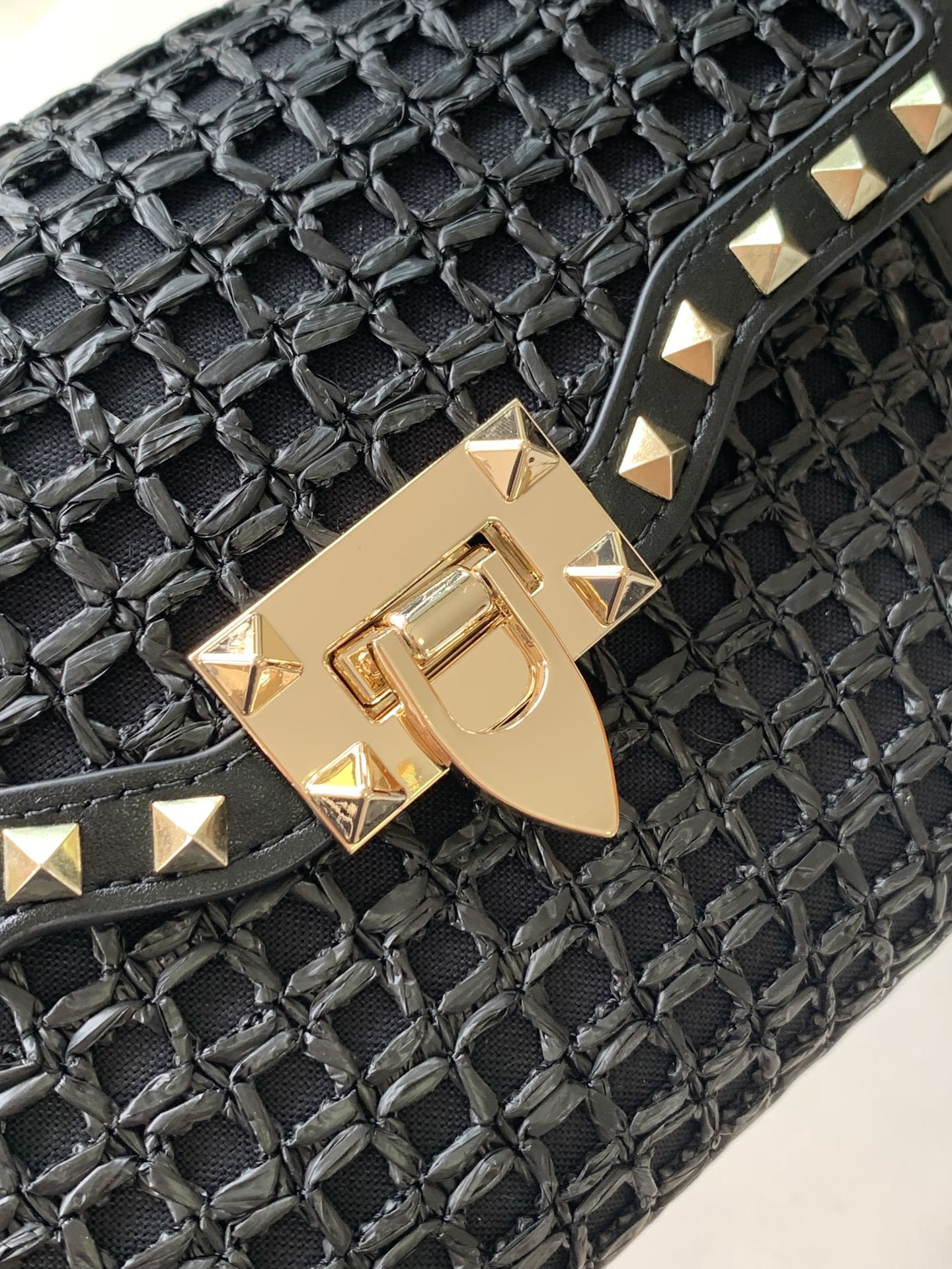 ❣️🆕Rockstud 小号拉菲草编织斜挎包，标志性的钩扣开合设计🌺集时尚和潮流于一体🍀春夏度假风系列🏖