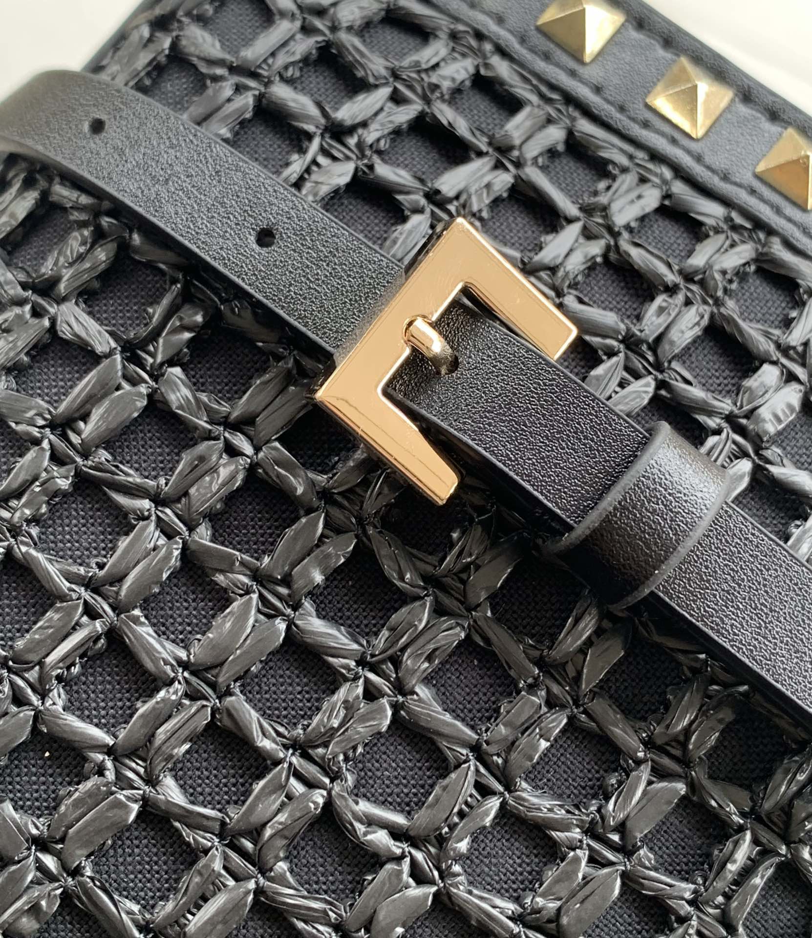 ❣️🆕Rockstud 小号拉菲草编织斜挎包，标志性的钩扣开合设计🌺集时尚和潮流于一体🍀春夏度假风系列🏖