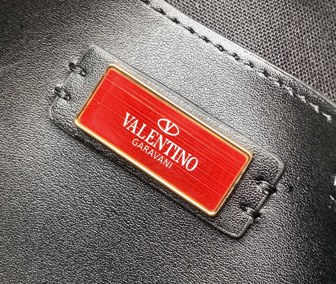 ❣️🆕Rockstud 小号拉菲草编织斜挎包，标志性的钩扣开合设计🌺集时尚和潮流于一体🍀春夏度假风系列🏖