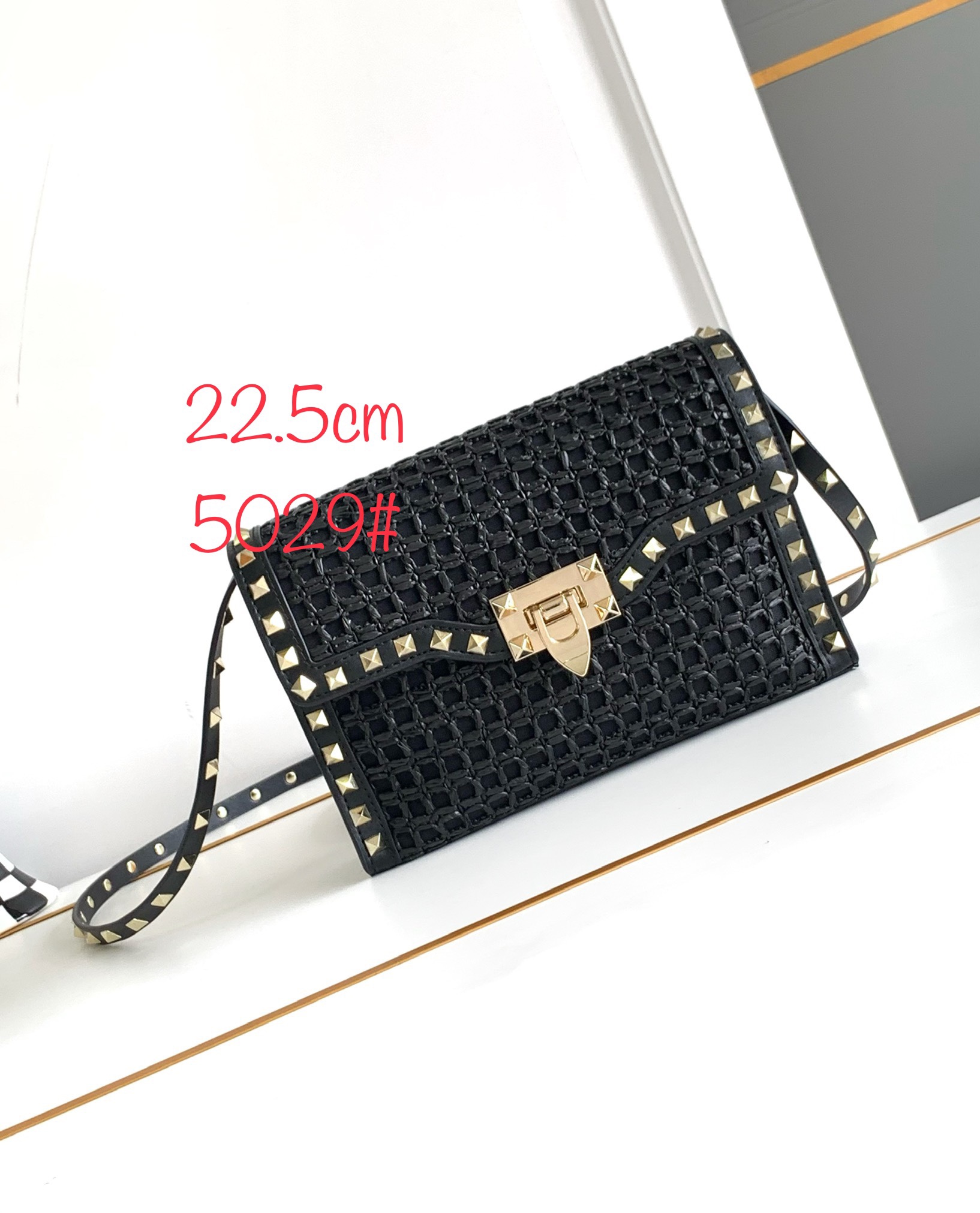 ❣️🆕Rockstud 小号拉菲草编织斜挎包，标志性的钩扣开合设计🌺集时尚和潮流于一体🍀春夏度假风系列🏖