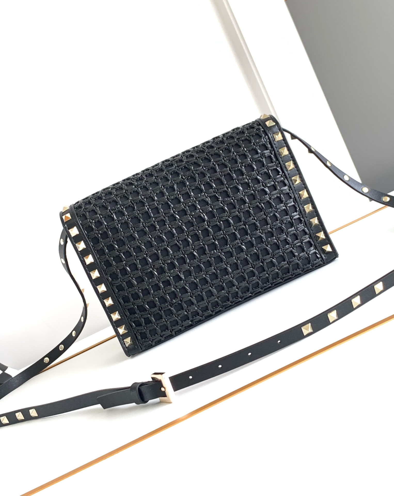 ❣️🆕Rockstud 小号拉菲草编织斜挎包，标志性的钩扣开合设计🌺集时尚和潮流于一体🍀春夏度假风系列🏖