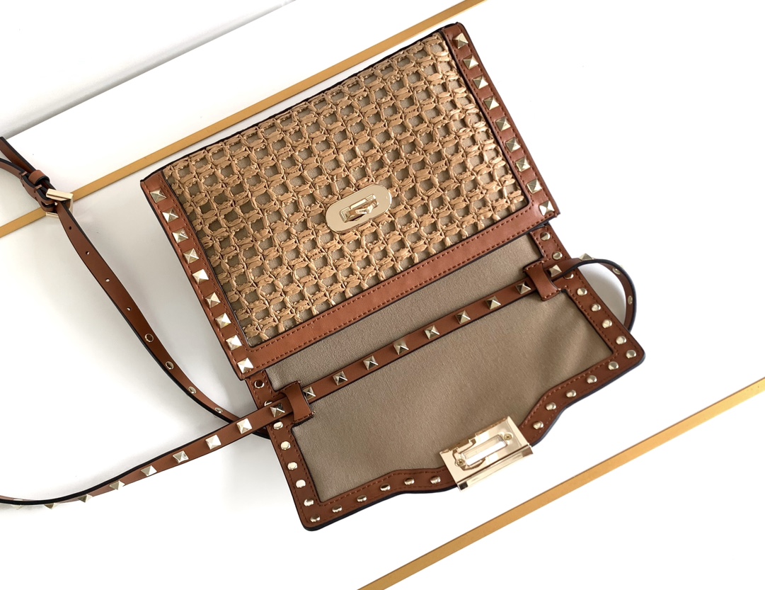 ❣️🆕Rockstud 小号拉菲草编织斜挎包，标志性的钩扣开合设计🌺集时尚和潮流于一体🍀春夏度假风系列🏖